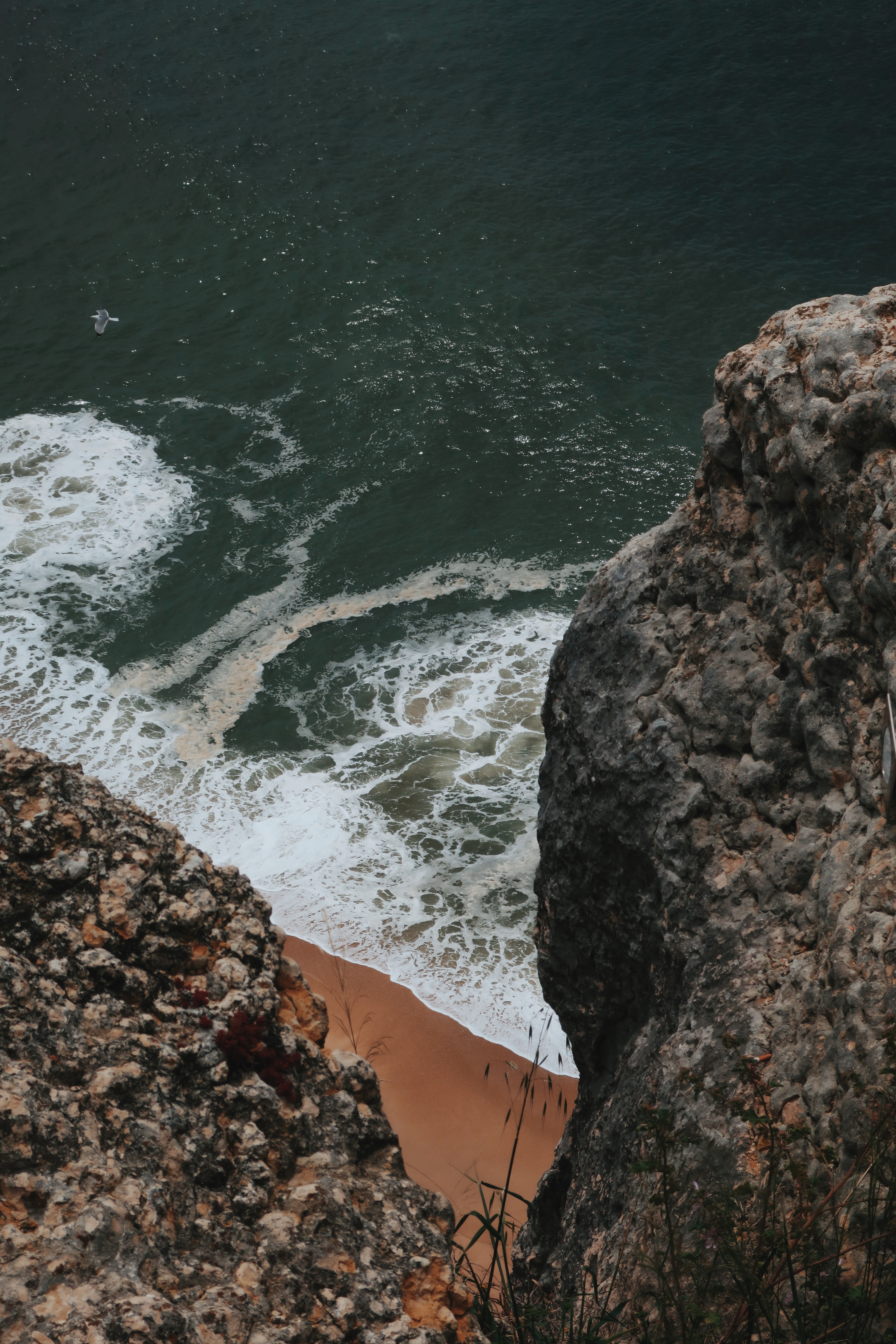 104542 скачать картинку природа, море, волны, пляж, скалы, обрыв - обои и заставки бесплатно