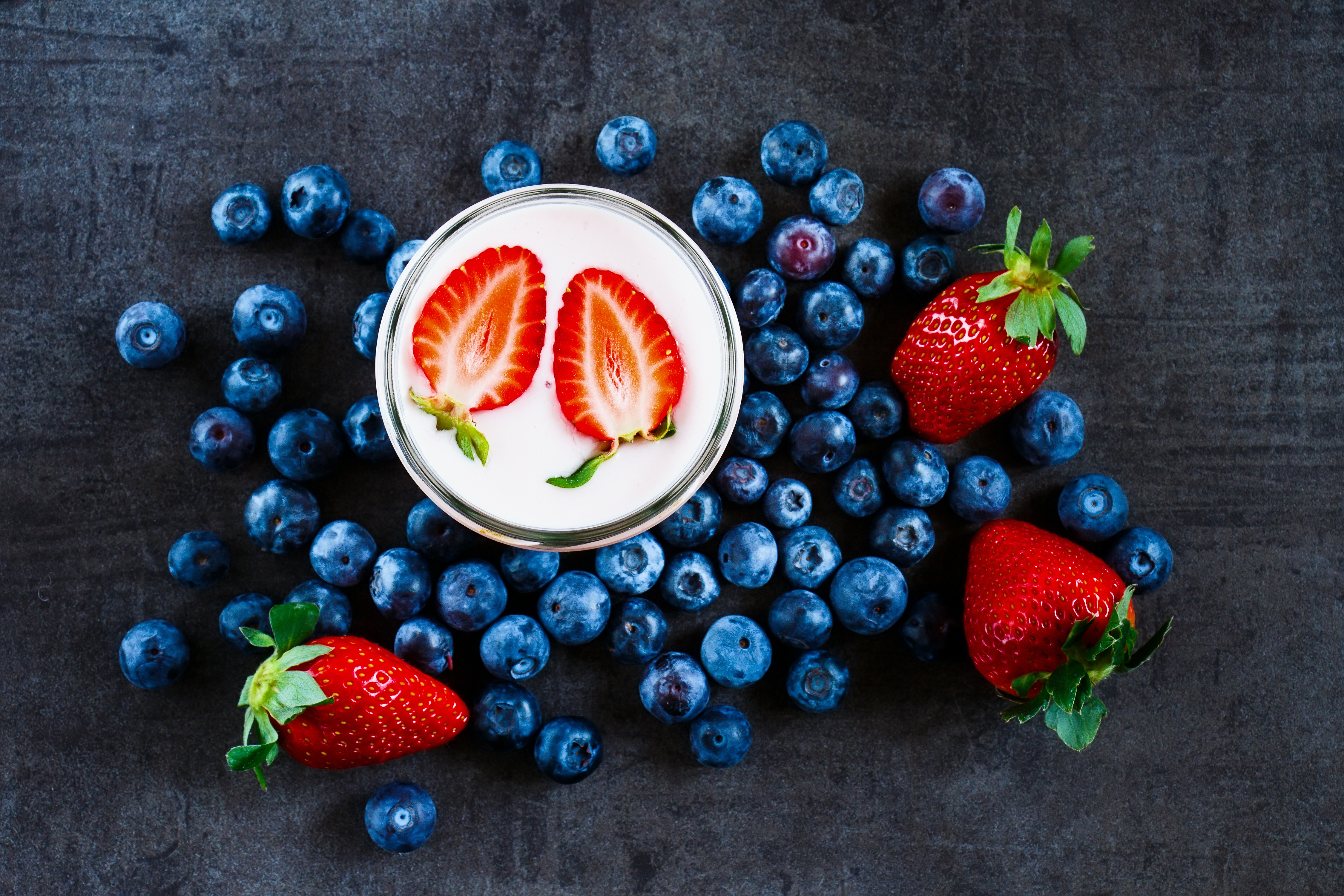 Laden Sie das Erdbeere, Frucht, Milch, Heidelbeere, Nahrungsmittel-Bild kostenlos auf Ihren PC-Desktop herunter