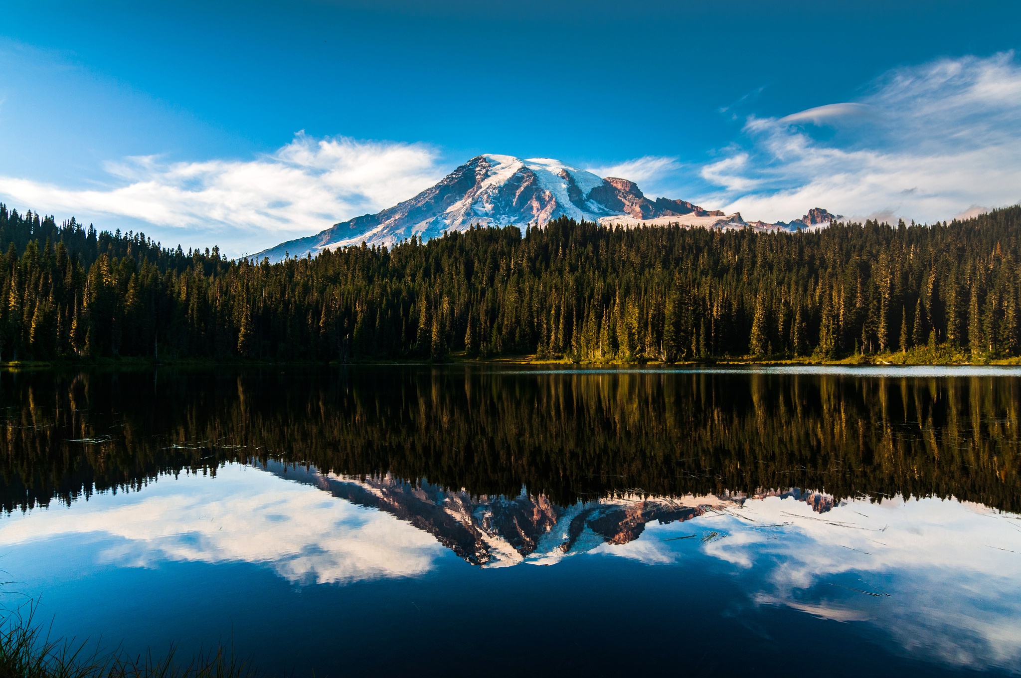 Descarga gratis la imagen Naturaleza, Cielo, Montaña, Lago, Bosque, Tierra/naturaleza, Reflejo en el escritorio de tu PC