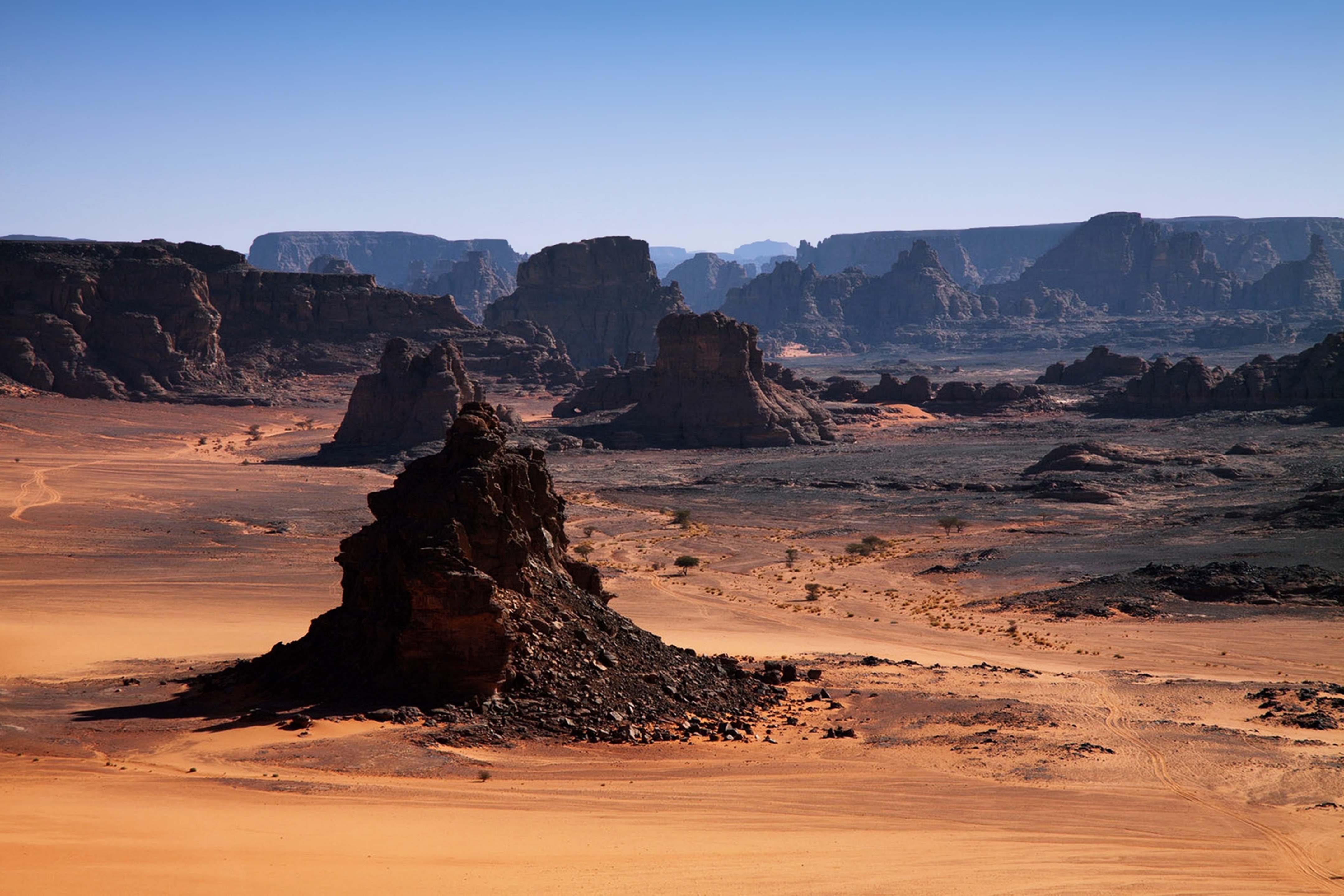 Download mobile wallpaper Landscape, Sand, Desert, Mountain, Earth, Sahara, Africa, Algeria, Tassili N'ajjer for free.