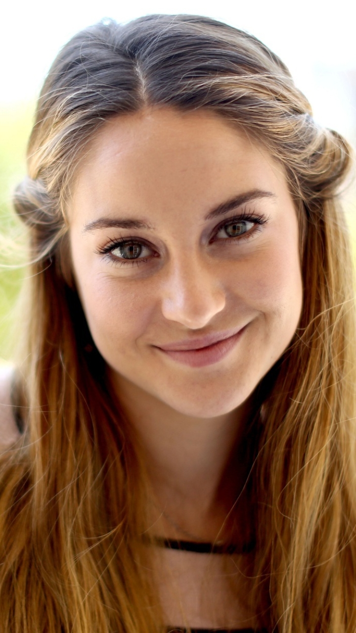 Download mobile wallpaper Smile, Face, Brunette, American, Celebrity, Actress, Shailene Woodley for free.