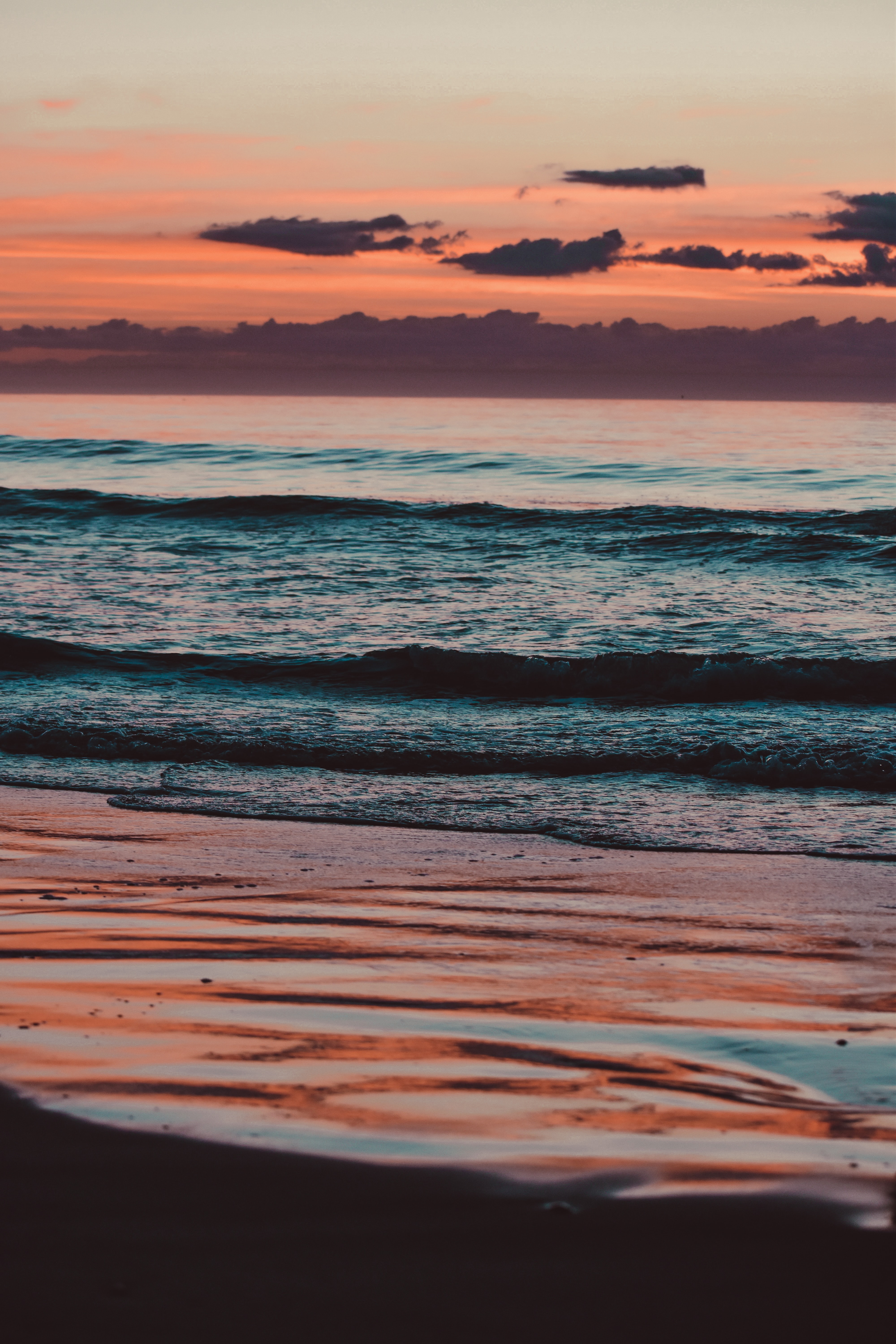 Скачать картинку Волны, Природа, Закат, Море, Пляж в телефон бесплатно.