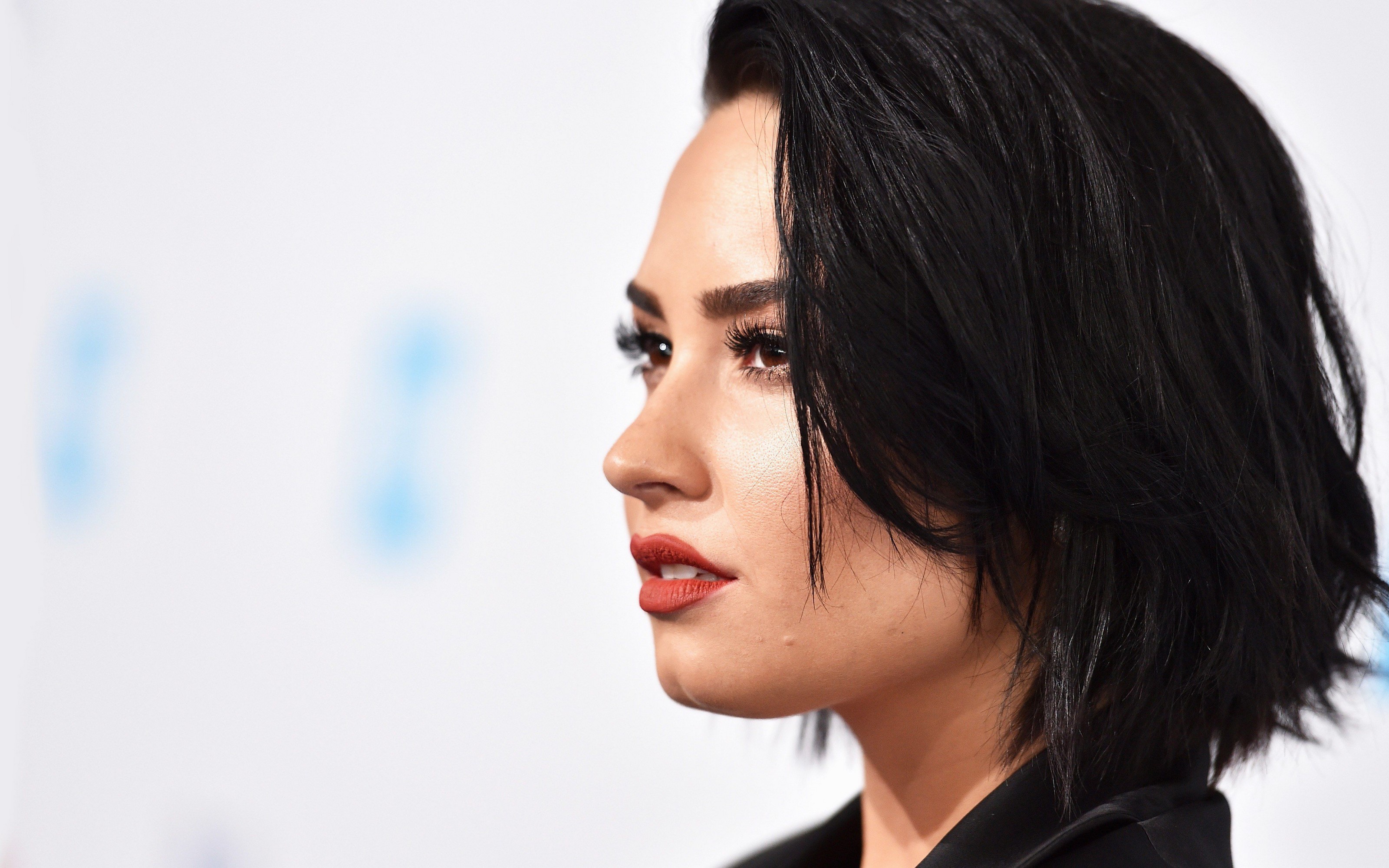 Laden Sie das Musik, Sänger, Amerikanisch, Braune Augen, Schwarzes Haar, Kurzes Haar, Lippenstift, Demi Lovato-Bild kostenlos auf Ihren PC-Desktop herunter