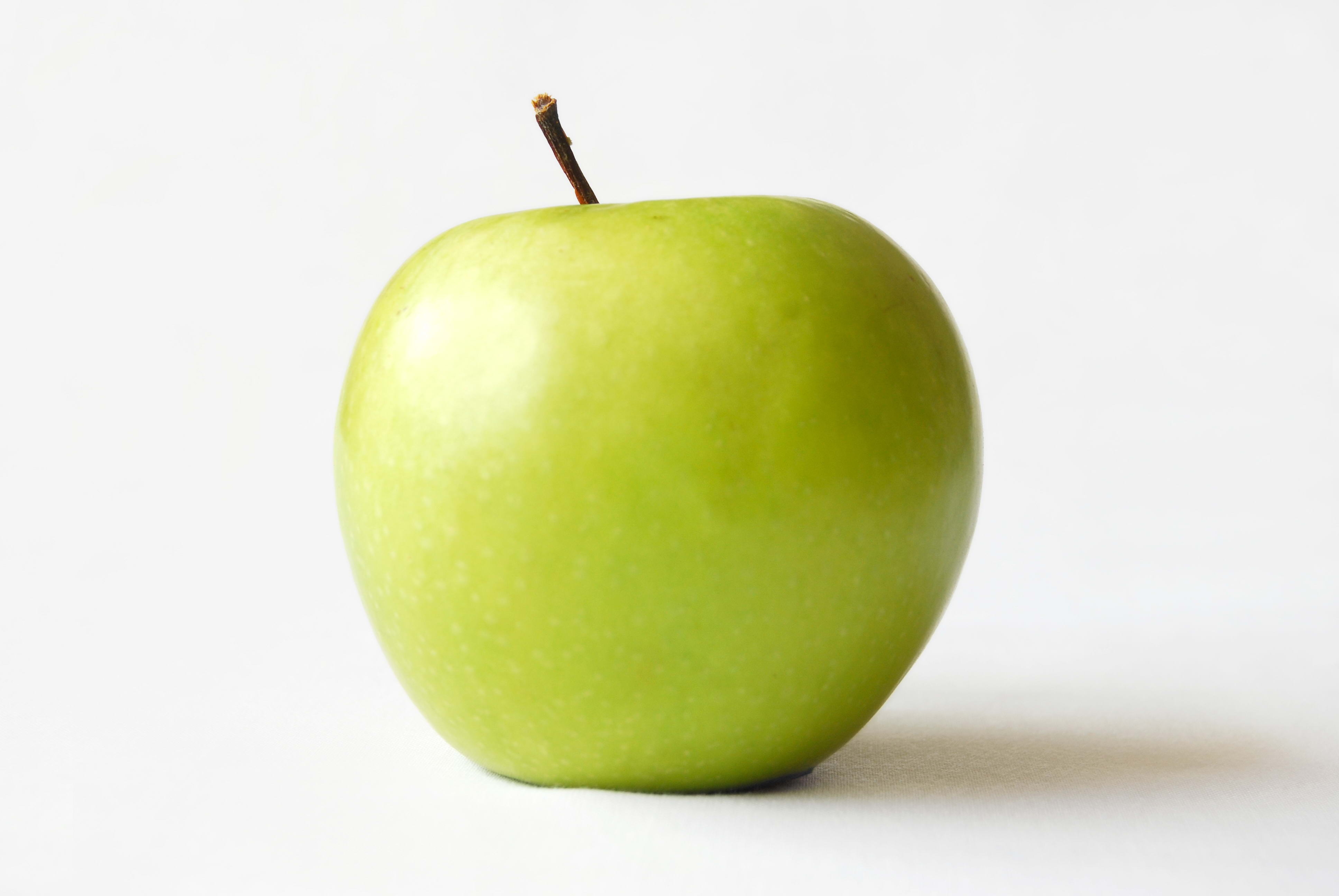 138150 скачать картинку яблоко, фрукт, еда, белый фон - обои и заставки бесплатно