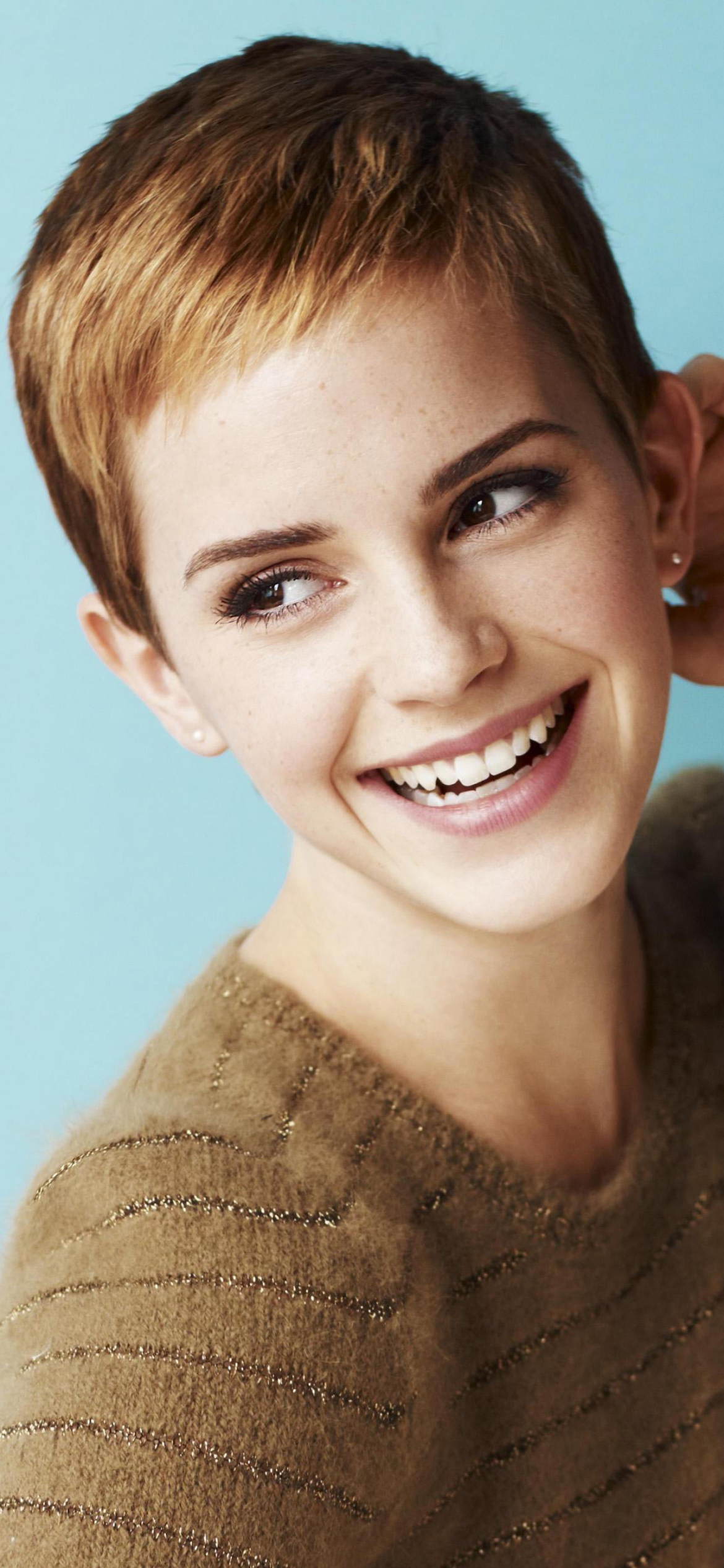 Handy-Wallpaper Emma Watson, Lächeln, Englisch, Braune Augen, Berühmtheiten, Kurzes Haar, Darstellerin kostenlos herunterladen.