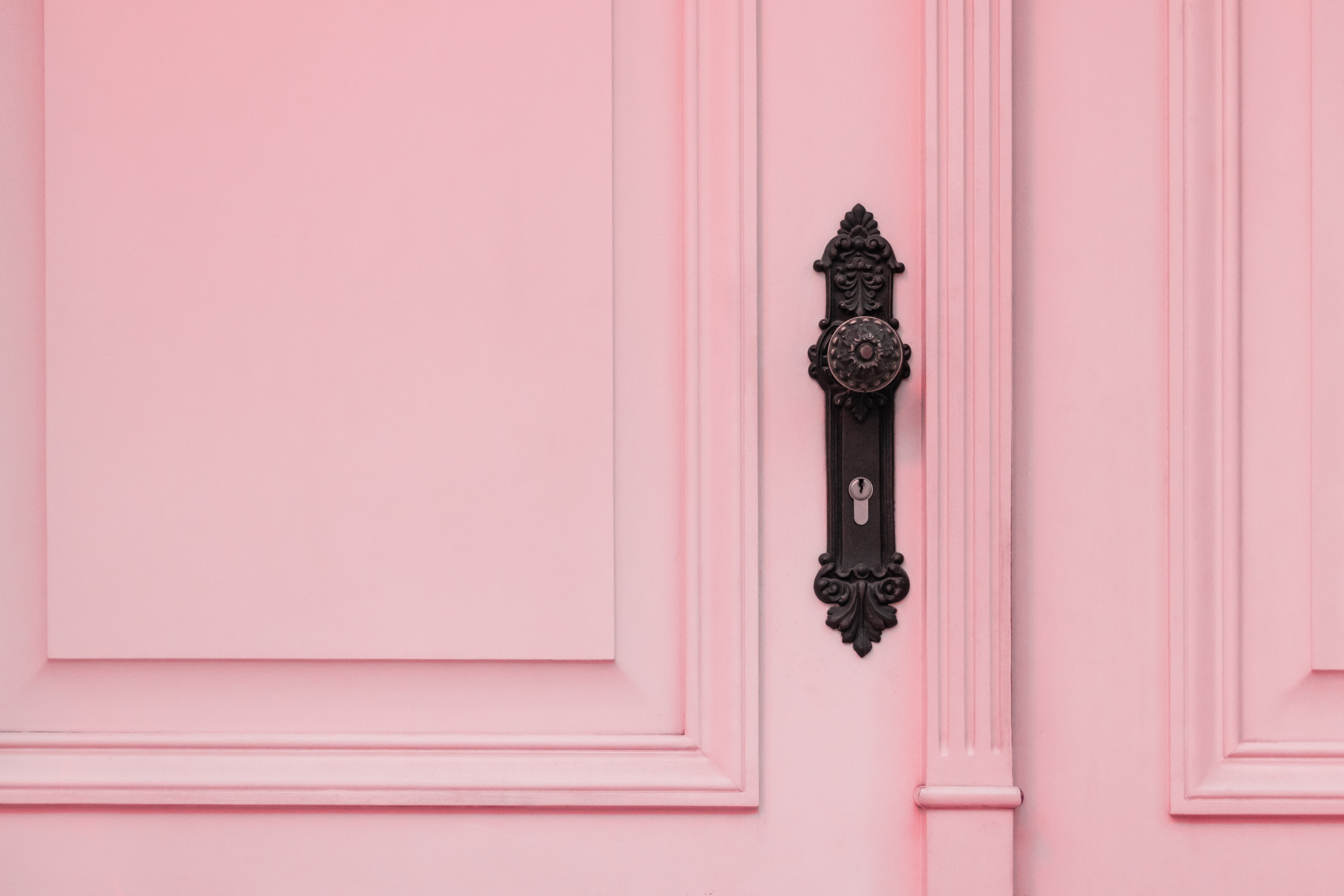 78596 descargar imagen minimalismo, rosa, pluma, cerrar con llave, cerradura, rosado, una pluma, una puerta, la puerta: fondos de pantalla y protectores de pantalla gratis