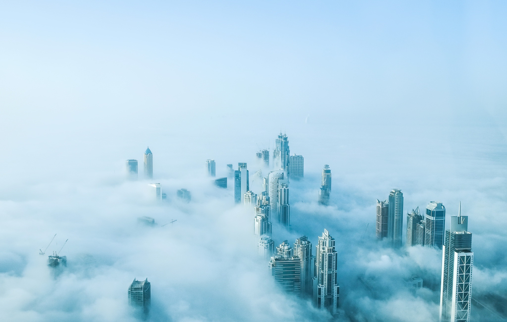401417 Hintergrundbild herunterladen menschengemacht, dubai, luftbildfotografie, gebäude, großstadt, nebel, wolkenkratzer, vereinigte arabische emirate, städte - Bildschirmschoner und Bilder kostenlos
