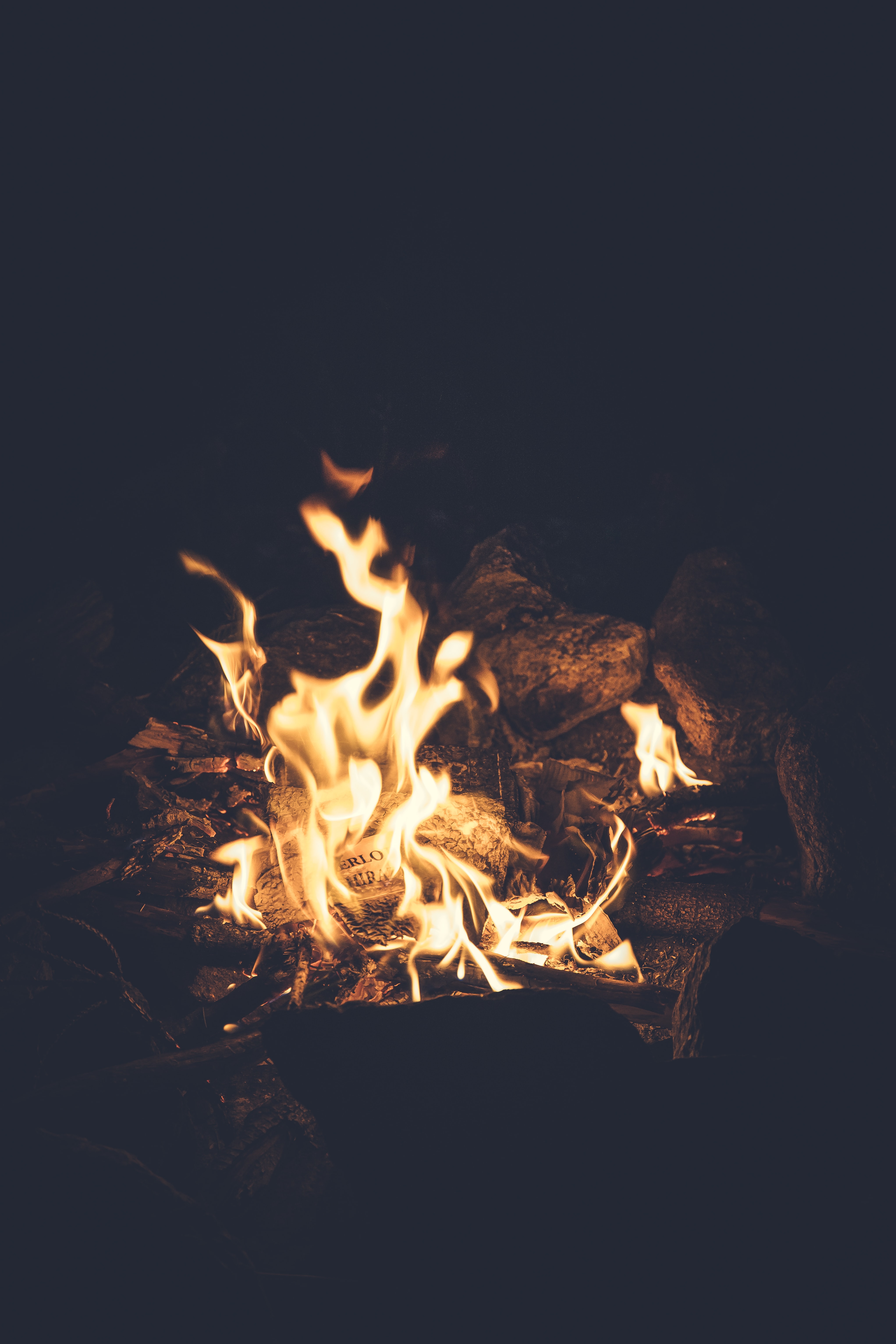 Handy-Wallpaper Bonfire, Übernachtung, Dunkel, Flamme, Feuer kostenlos herunterladen.