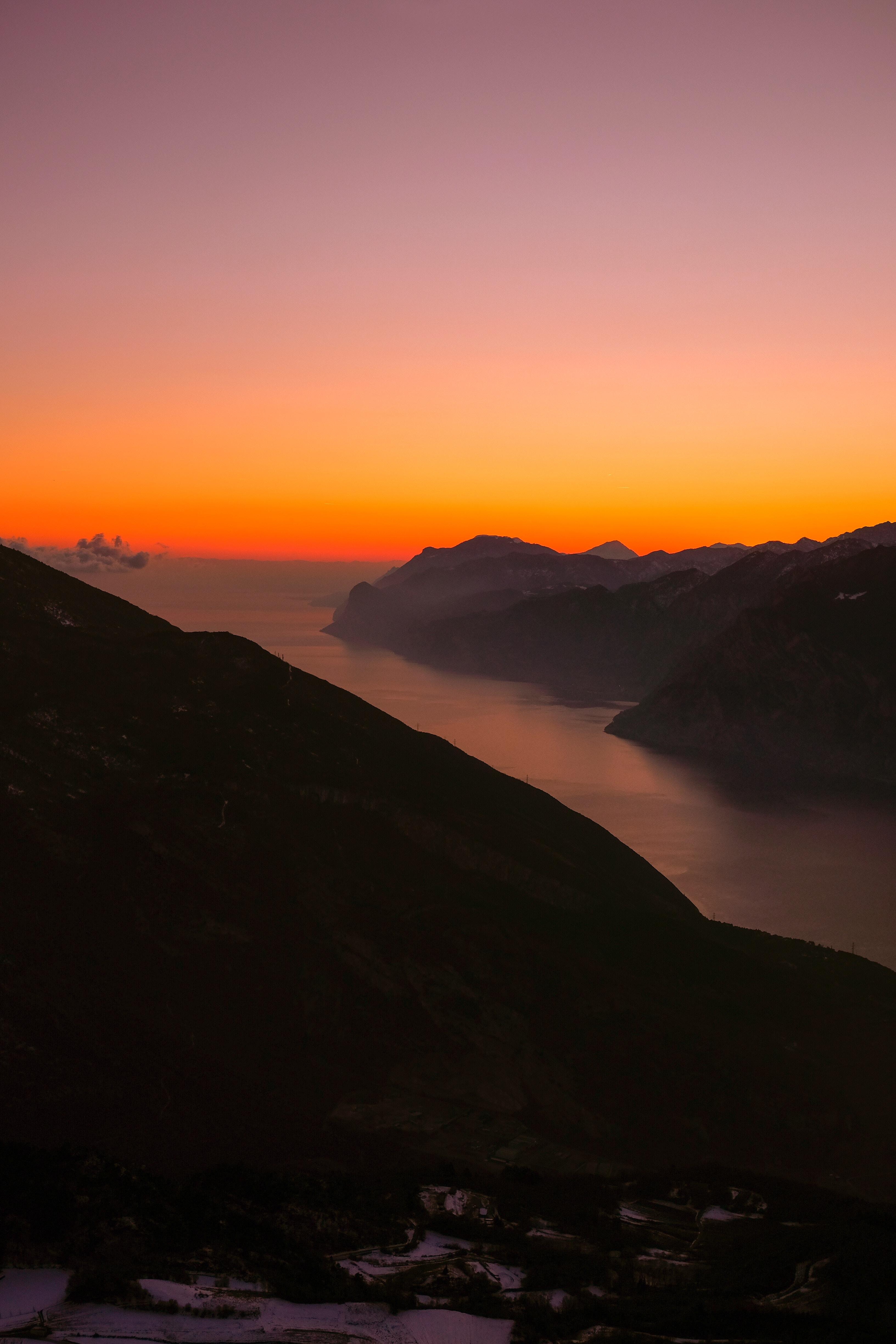 Download mobile wallpaper Fog, Mountains, Lake, Sunset, Nature, Italy for free.