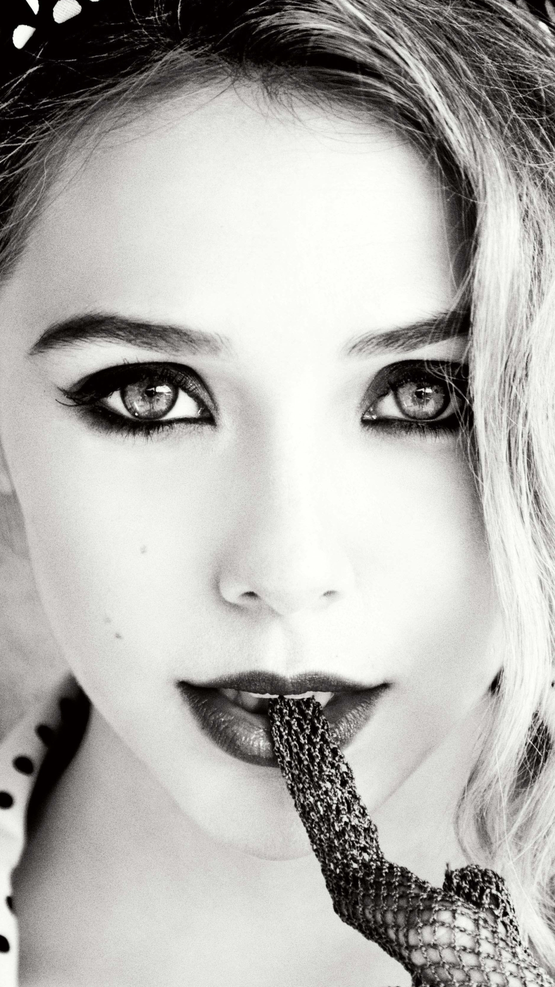 Download mobile wallpaper Celebrity, Black & White, Elizabeth Olsen for free.