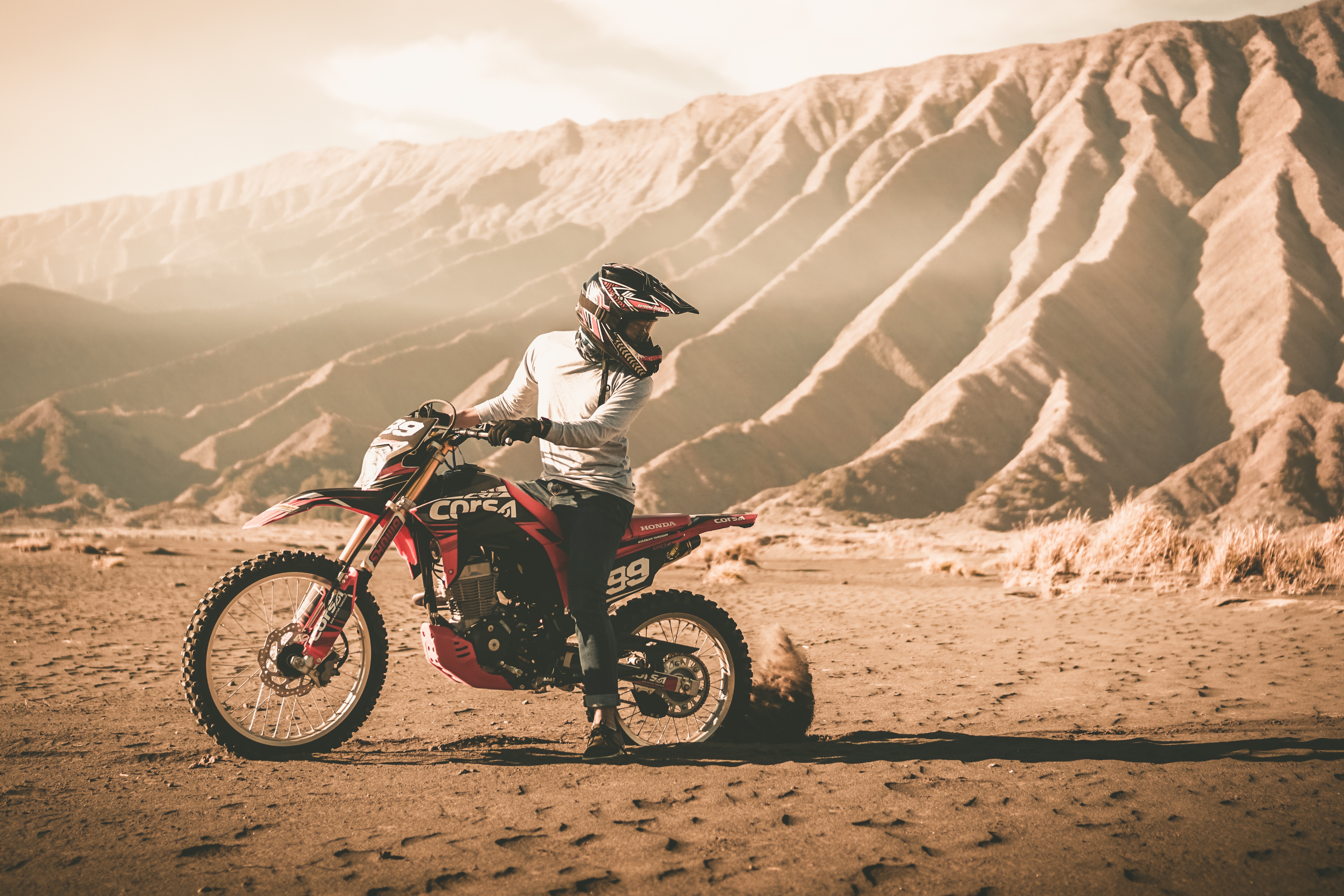 67559 télécharger le fond d'écran montagnes, sable, moto, motocycliste, casque, motocyclette, hors route, impraticabilité, traverser, croix - économiseurs d'écran et images gratuitement
