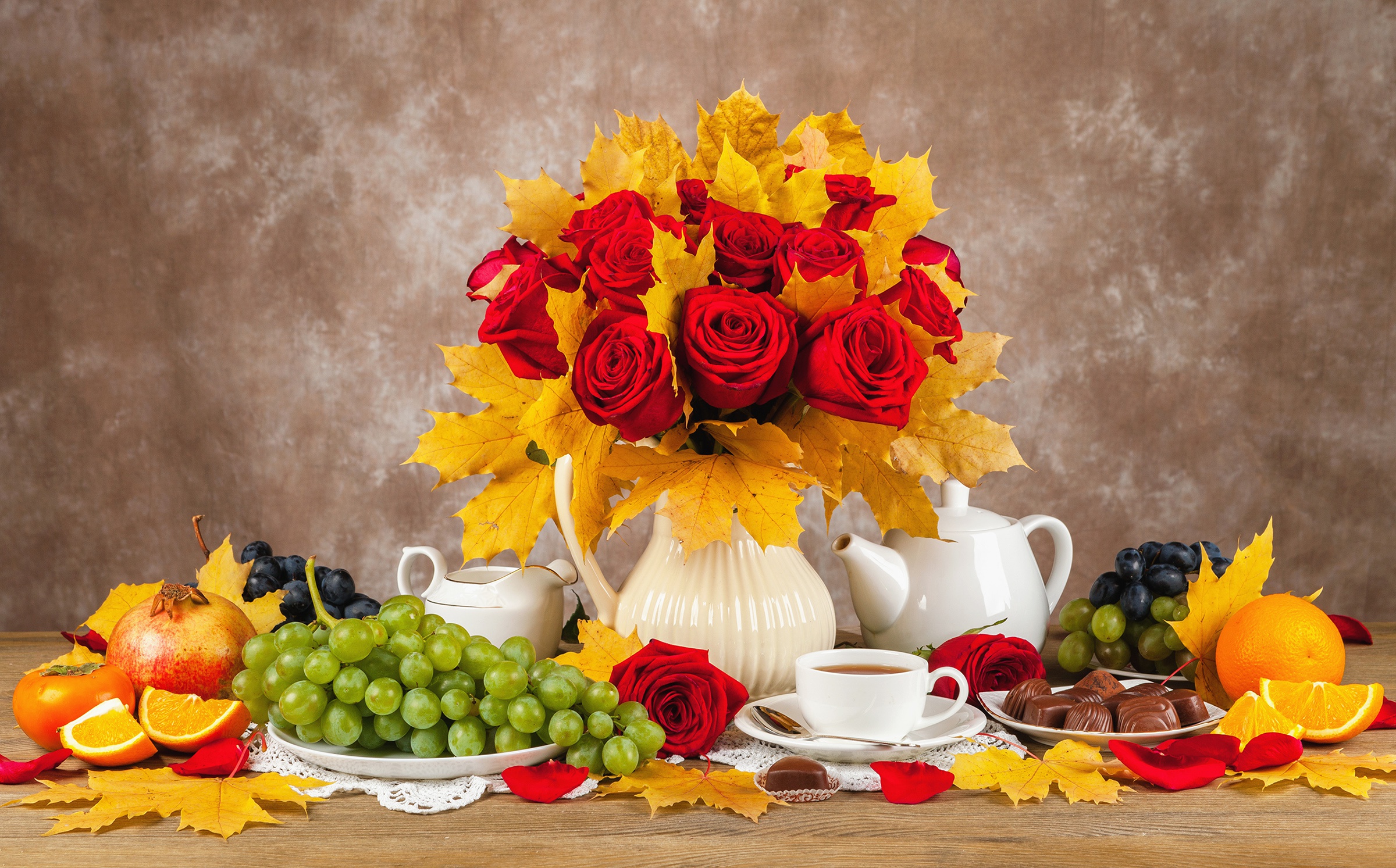 Laden Sie das Herbst, Schokolade, Blume, Rose, Blatt, Krug, Frucht, Vase, Fotografie, Rote Blume, Stillleben, Früchte-Bild kostenlos auf Ihren PC-Desktop herunter