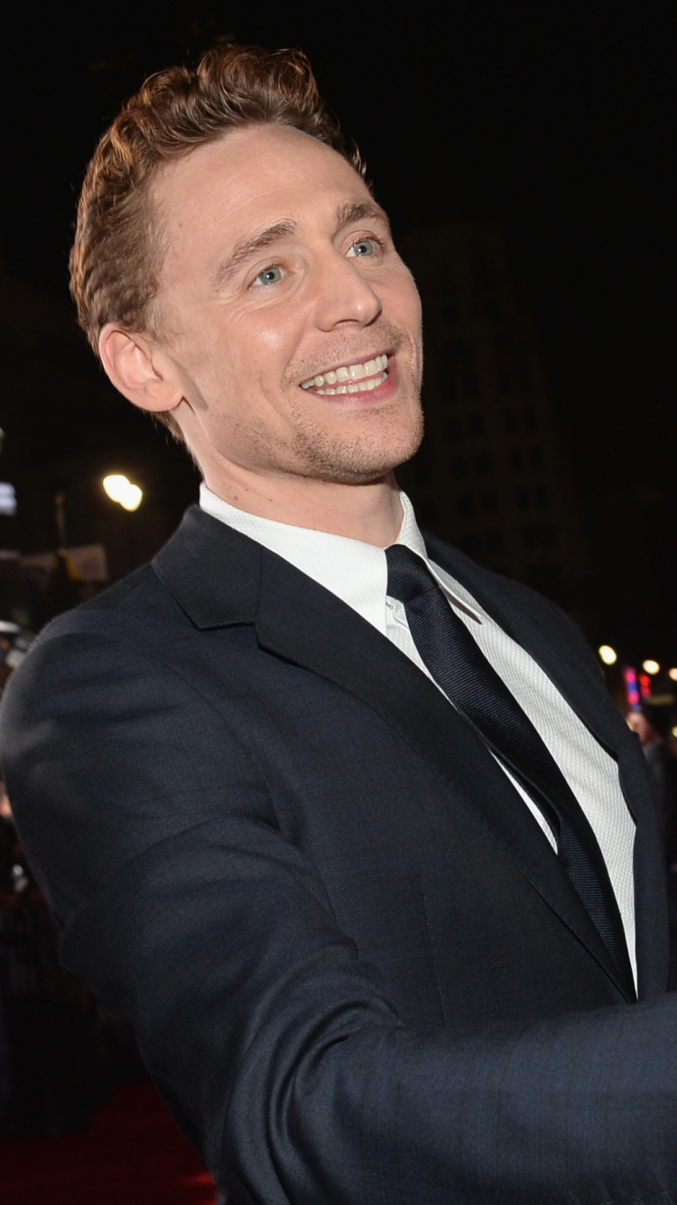 Download mobile wallpaper English, Celebrity, Actor, Tom Hiddleston for free.