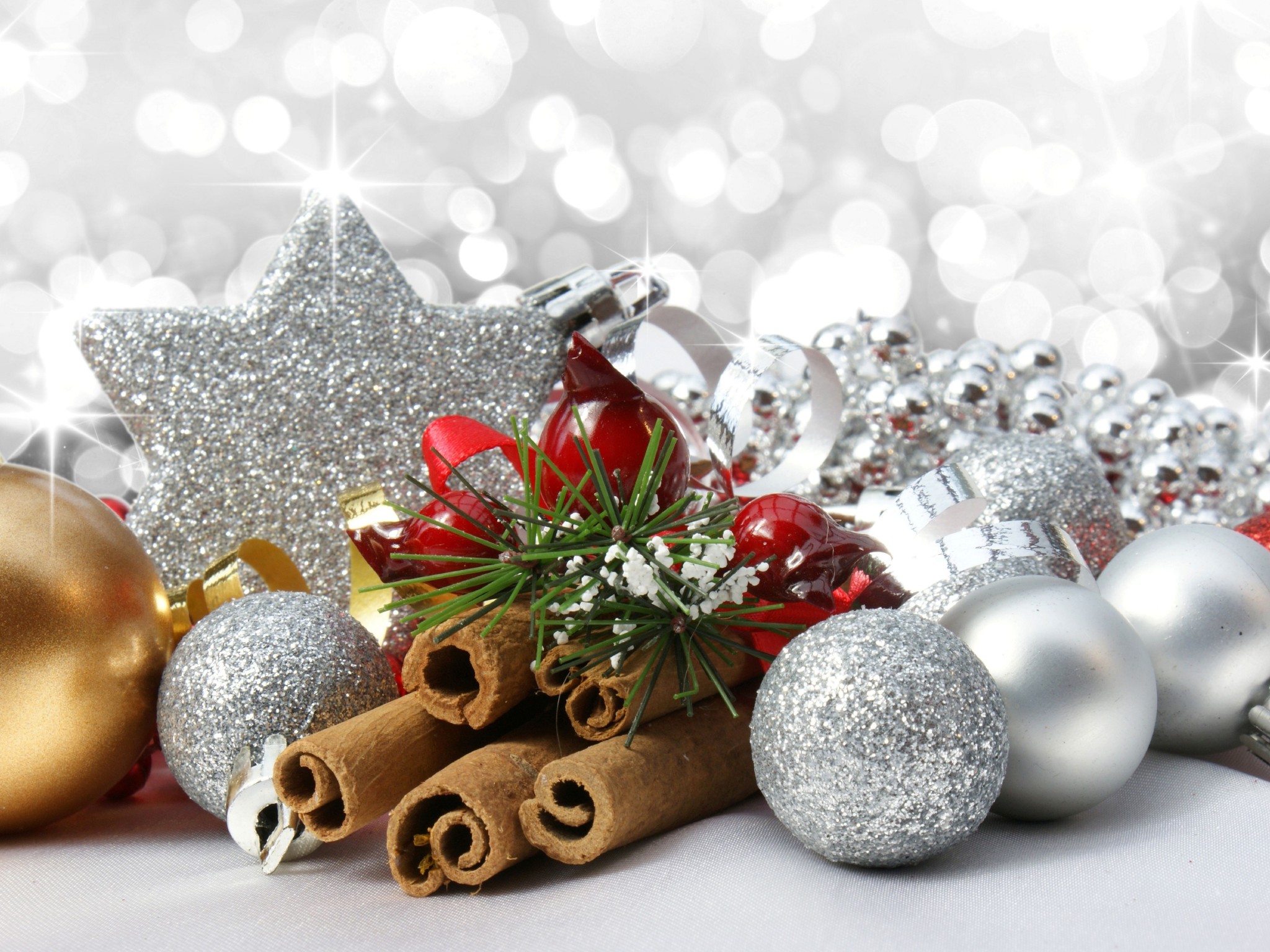 Free download wallpaper Cinnamon, Christmas, Holiday, Bokeh, Silver, Christmas Ornaments on your PC desktop