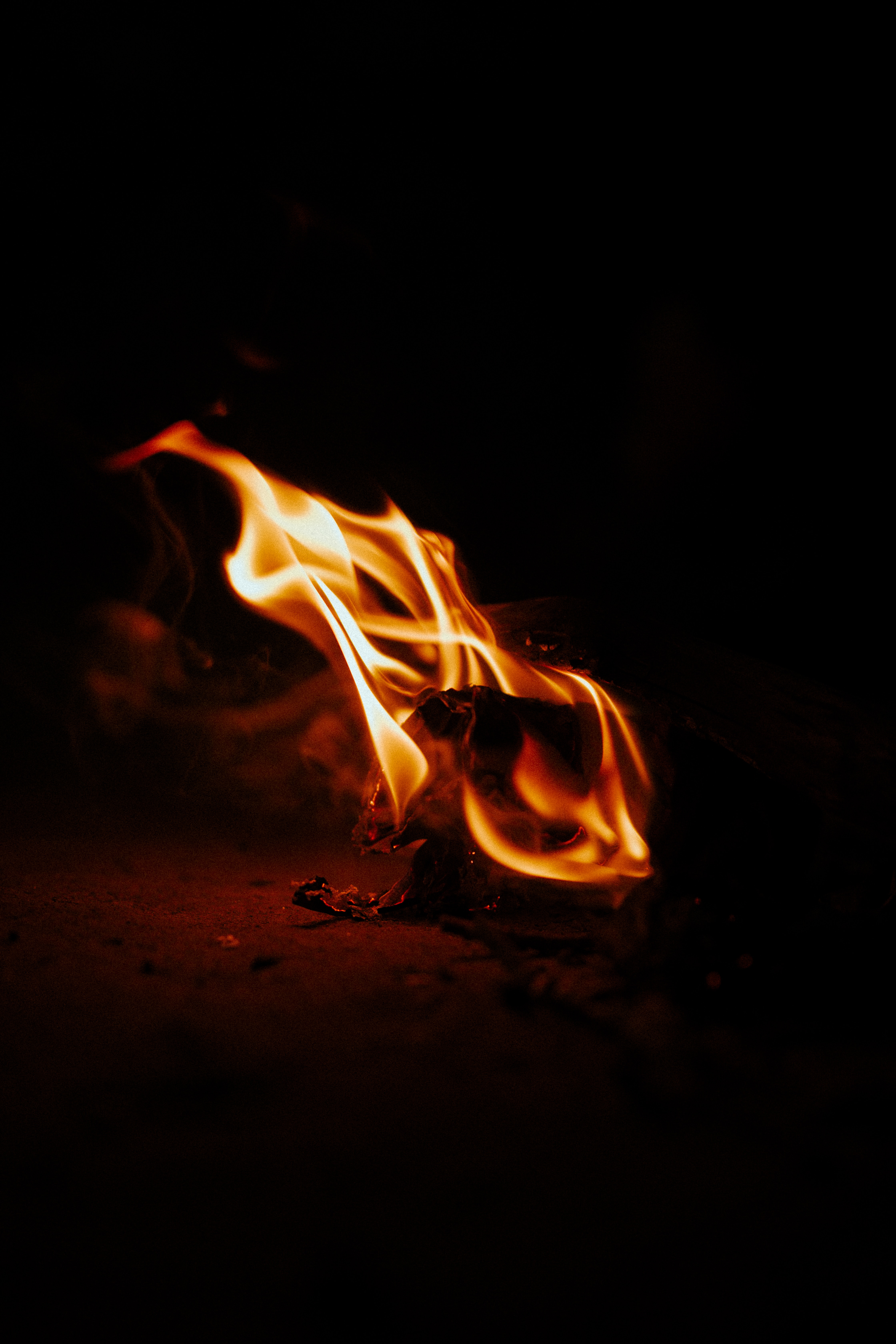 98492 descargar fondo de pantalla fuego, oscuro, llama, para quemar, arder, ceniza: protectores de pantalla e imágenes gratis