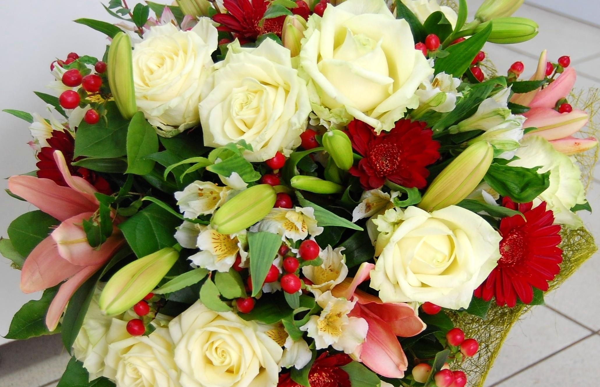 Téléchargez des papiers peints mobile Lilies, Inscription, Fleurs, Gerberas, Roses, Typographie, Bouquet gratuitement.
