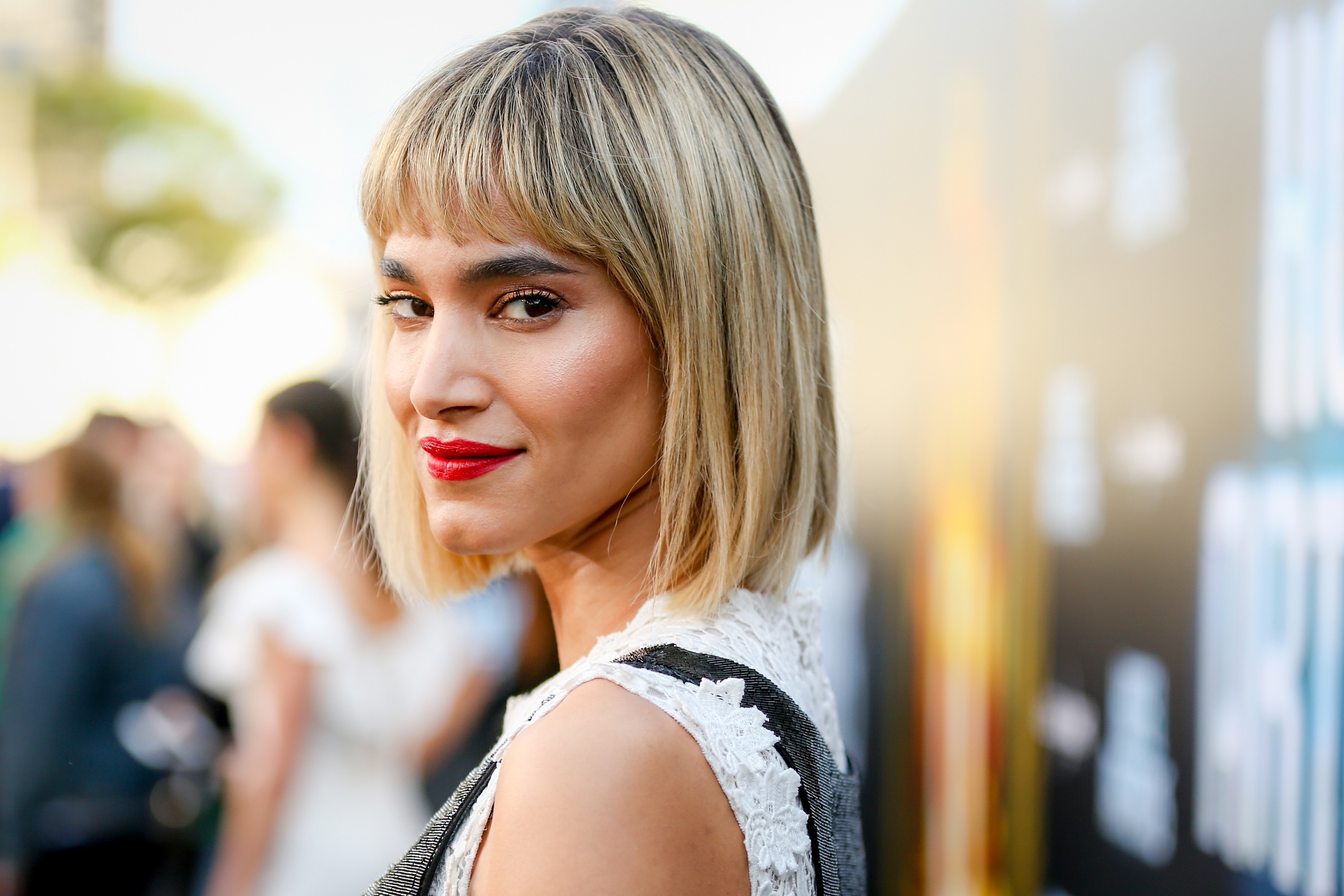 Download mobile wallpaper Blonde, Face, Celebrity, Brown Eyes, Short Hair, Actress, Lipstick, French, Depth Of Field, Sofia Boutella for free.