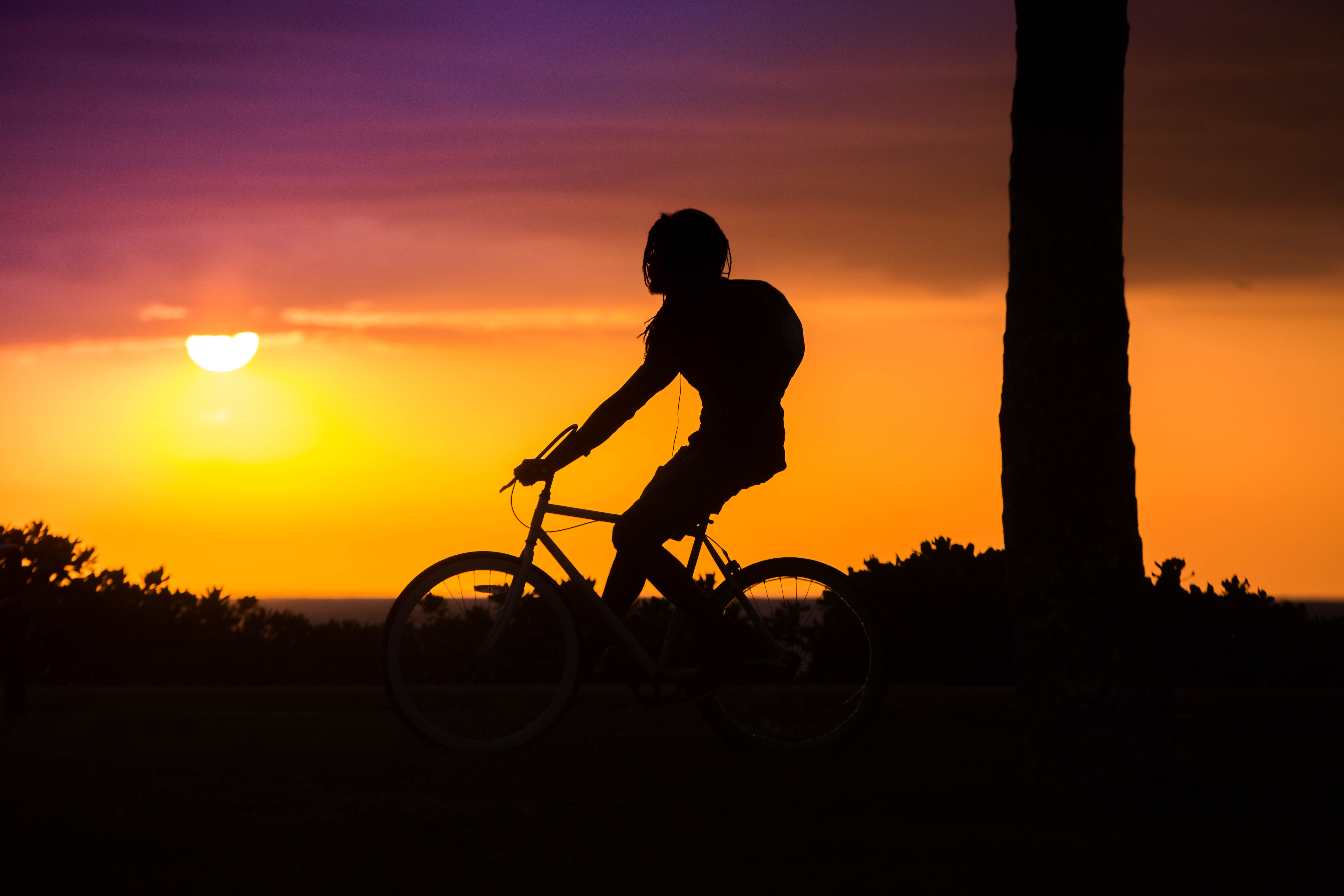 128058 Hintergrundbild herunterladen sunset, dunkel, silhouette, fahrrad, radfahrer - Bildschirmschoner und Bilder kostenlos