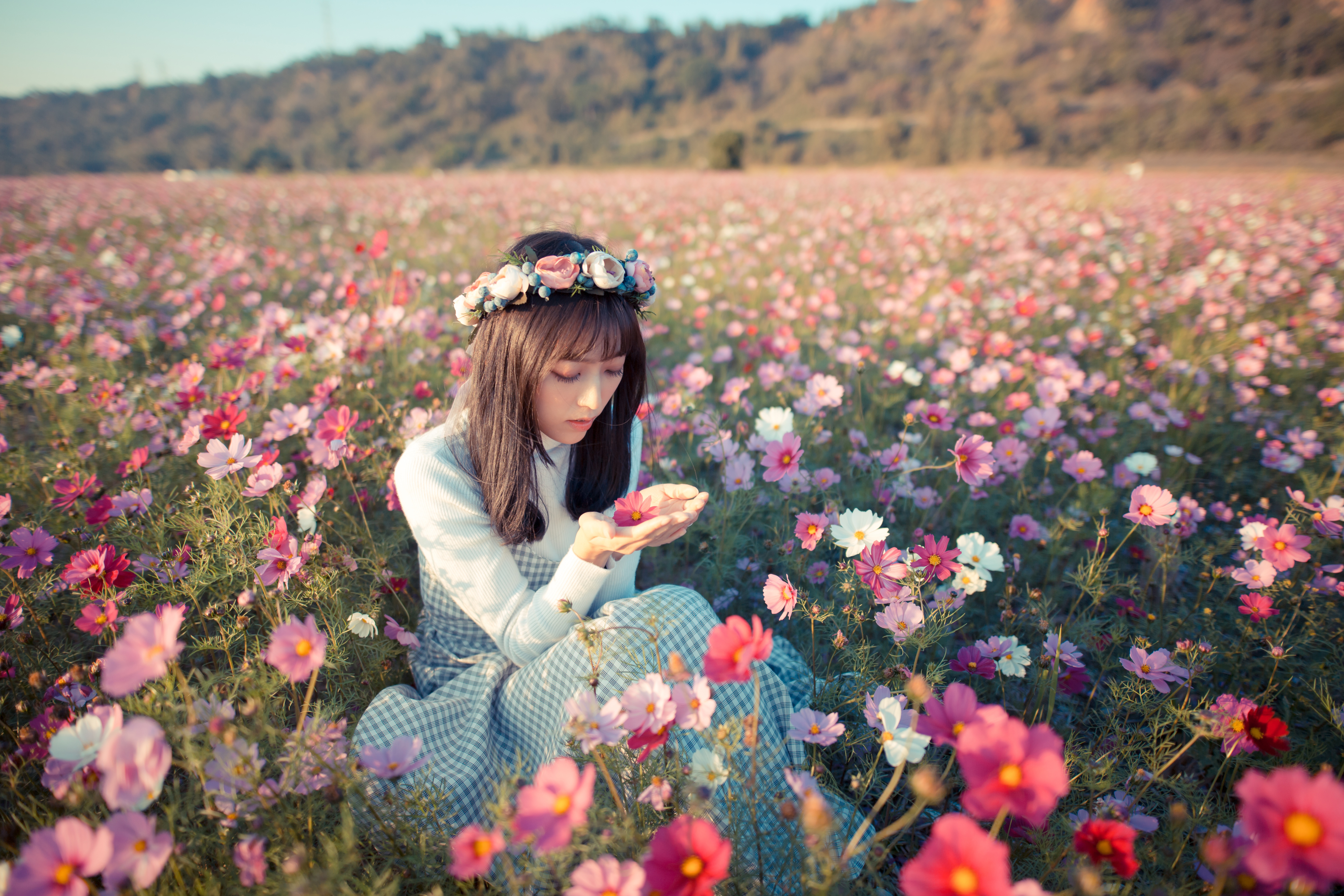 880869 descargar imagen mujeres, asiática, profundidad de campo, campo, flor, modelo, estado de ánimo, flor rosa, verano, flor blanca, guirnalda: fondos de pantalla y protectores de pantalla gratis