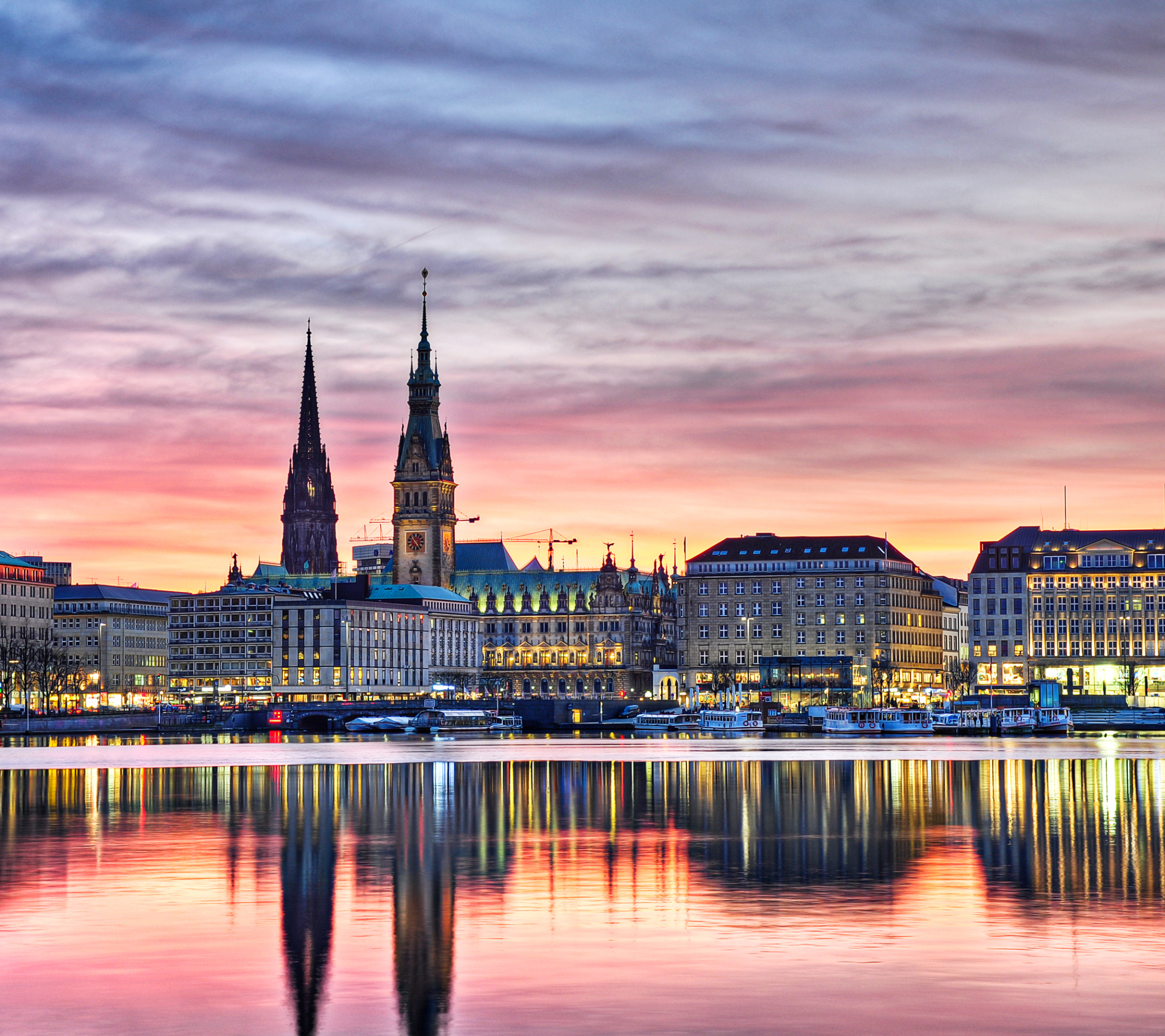 Laden Sie das Städte, Gebäude, Fluss, Abend, Deutschland, Hamburg, Sonnenuntergang, Menschengemacht, Spiegelung, Betrachtung-Bild kostenlos auf Ihren PC-Desktop herunter