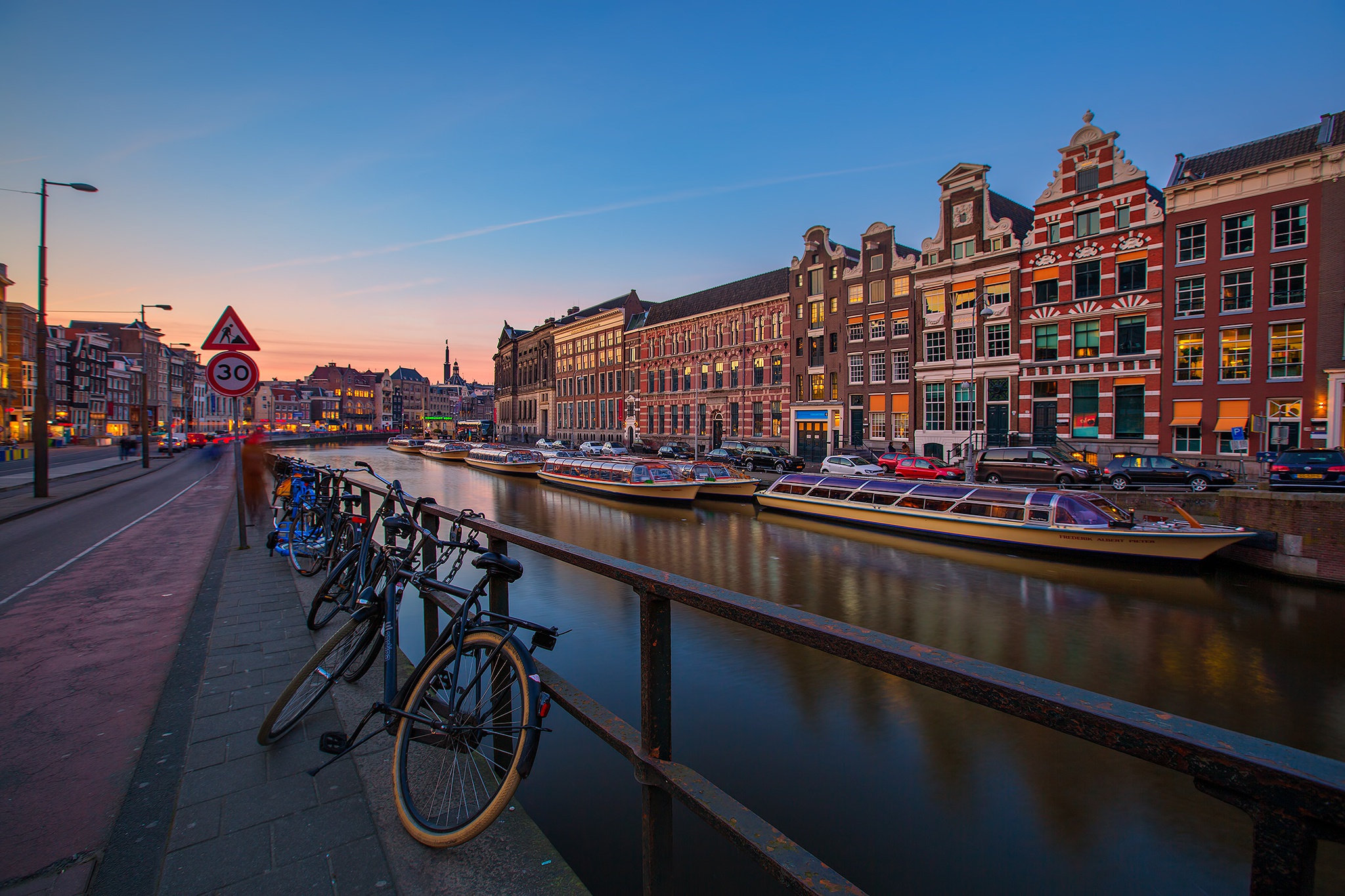 Скачать картинку Города, Нидерланды, Канал, Амстердам, Сделано Человеком в телефон бесплатно.