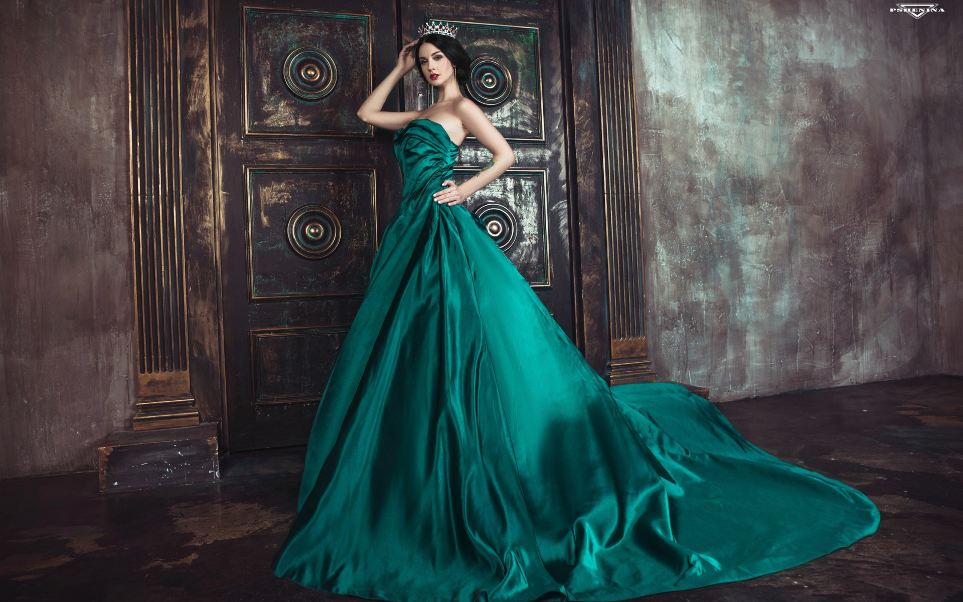 1003056 завантажити картинку жінки, алла бергер, корона, зелене плаття, модель - шпалери і заставки безкоштовно