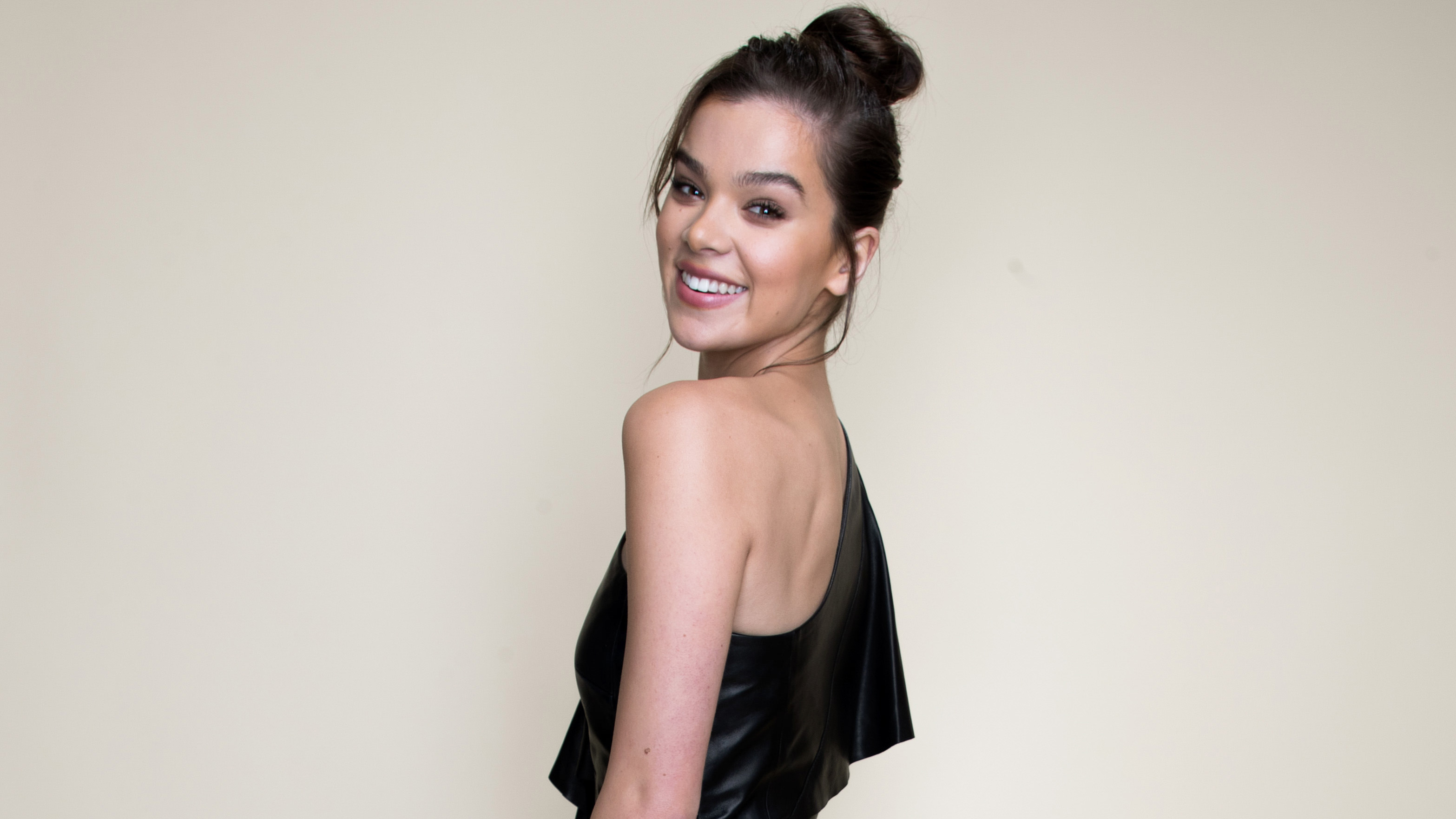 Download mobile wallpaper Smile, Singer, American, Celebrity, Actress, Hailee Steinfeld for free.