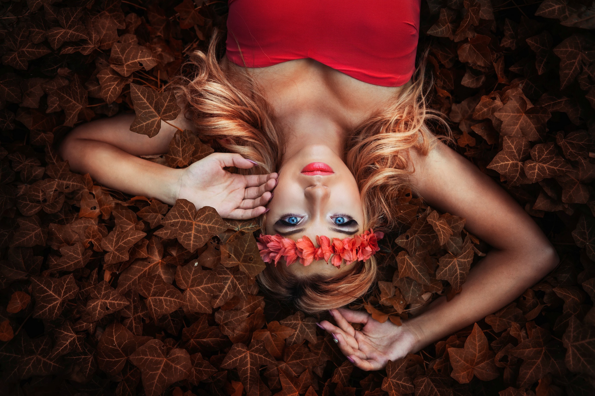 Free download wallpaper Blonde, Wreath, Model, Women, Blue Eyes, Lipstick, Lying Down on your PC desktop