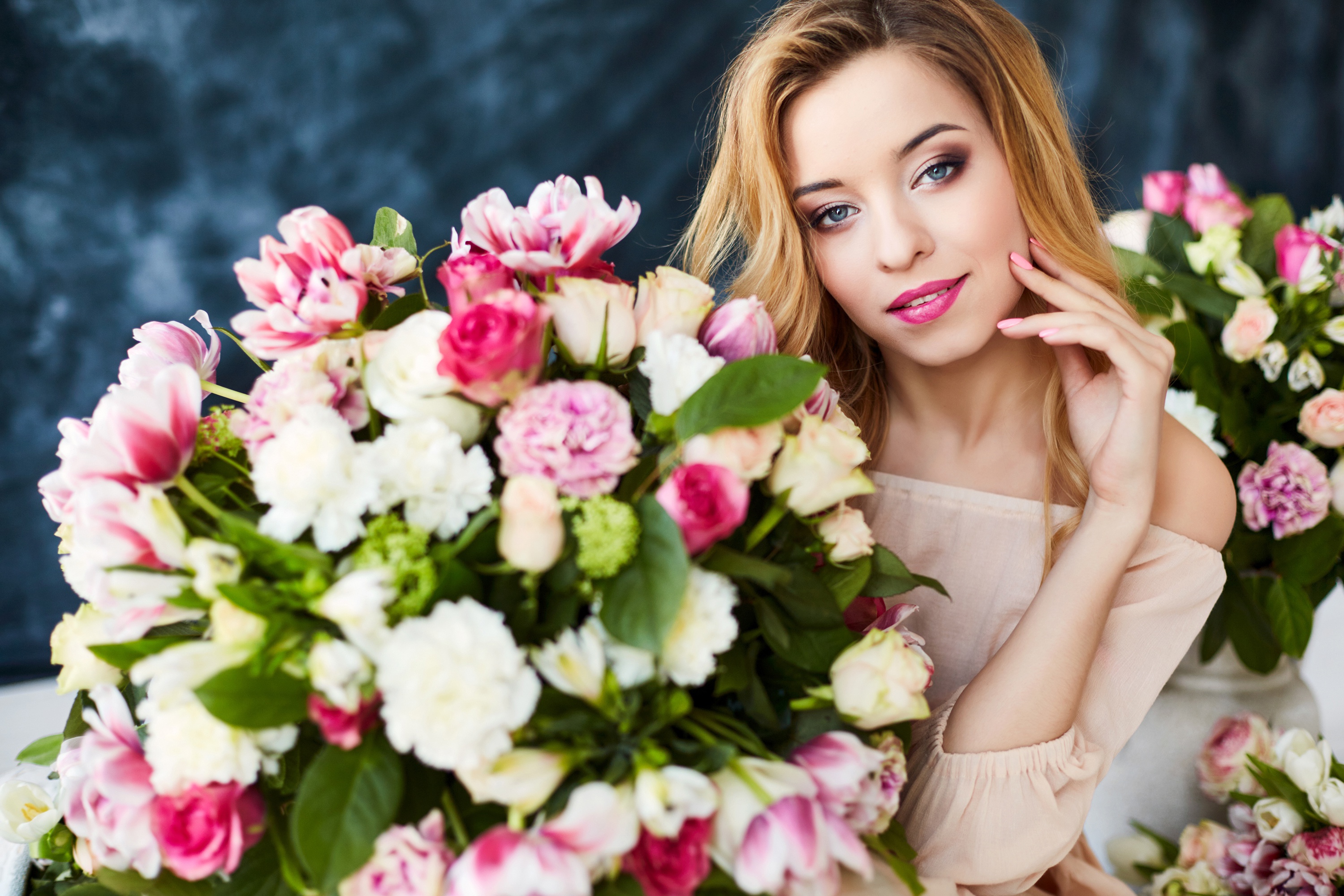 PCデスクトップに花, 薔薇, 花束, ブロンド, 青い目, モデル, 笑顔, 女性, 白い花, ピンクの花, 口紅画像を無料でダウンロード