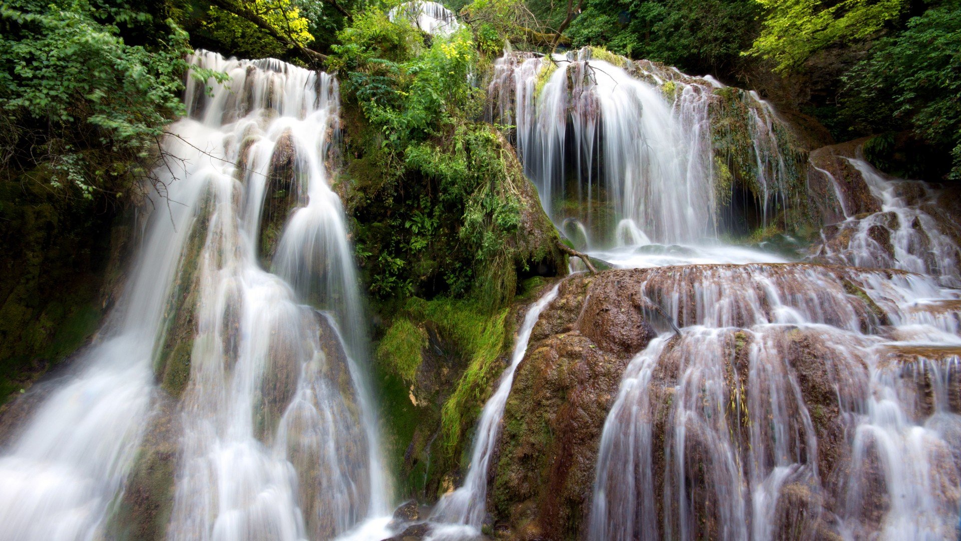 Скачать картинку Водопады, Водопад, Лес, Дерево, Зеленый, Земля/природа в телефон бесплатно.
