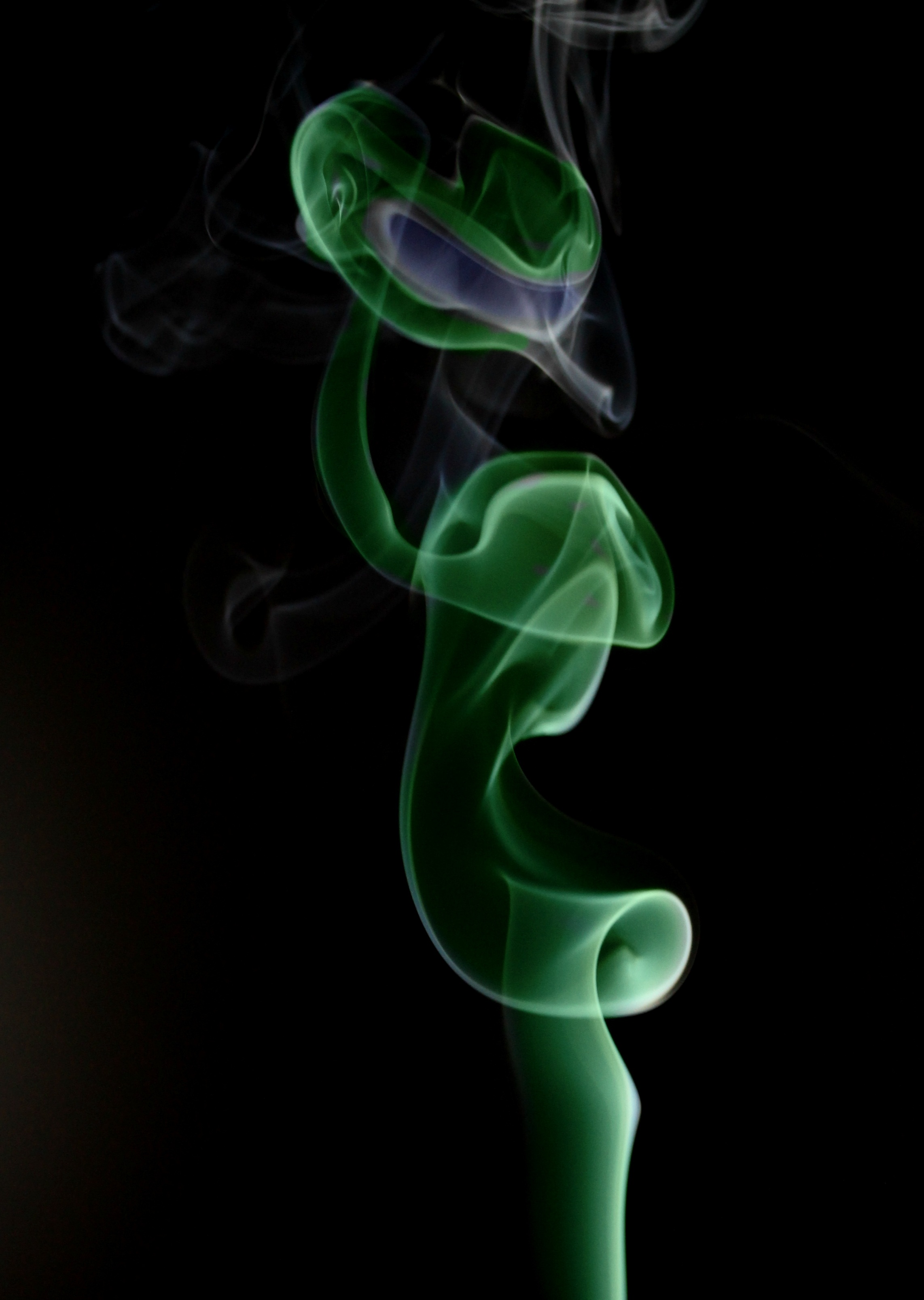 Скачать картинку Спираль, Зеленый, Дым, Абстракция в телефон бесплатно.
