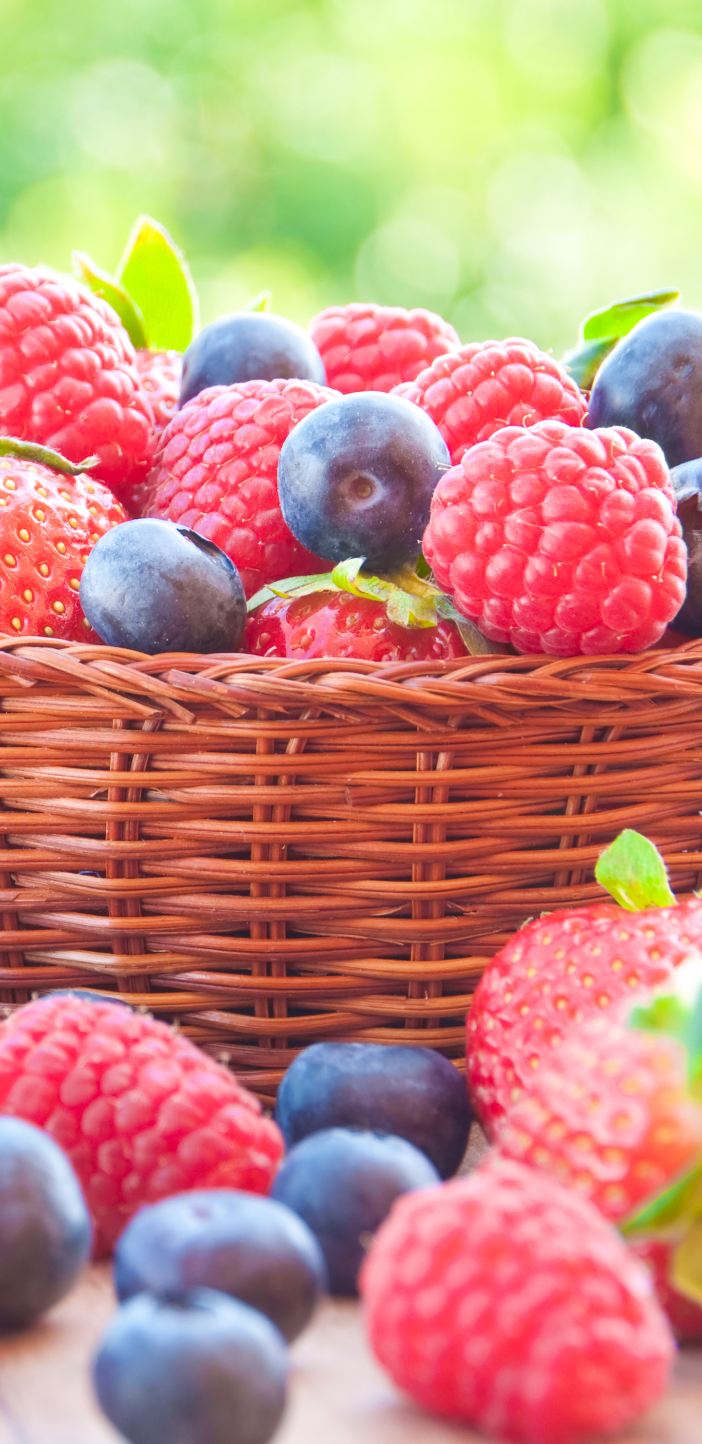 Handy-Wallpaper Erdbeere, Himbeere, Frucht, Korb, Blaubeere, Heidelbeere, Nahrungsmittel kostenlos herunterladen.