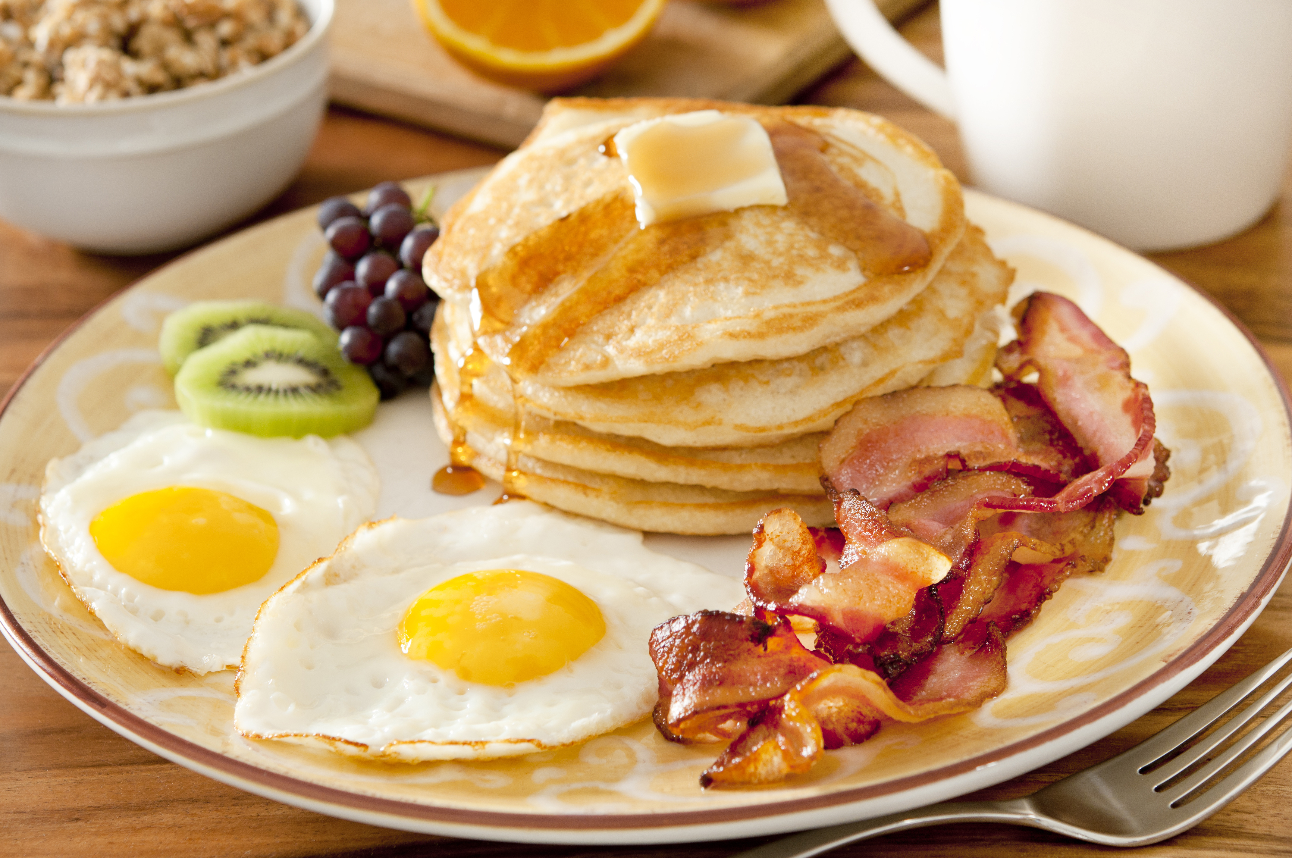 722866 завантажити картинку харчування, сніданок, бекон, яйце, ківі, млинець - шпалери і заставки безкоштовно