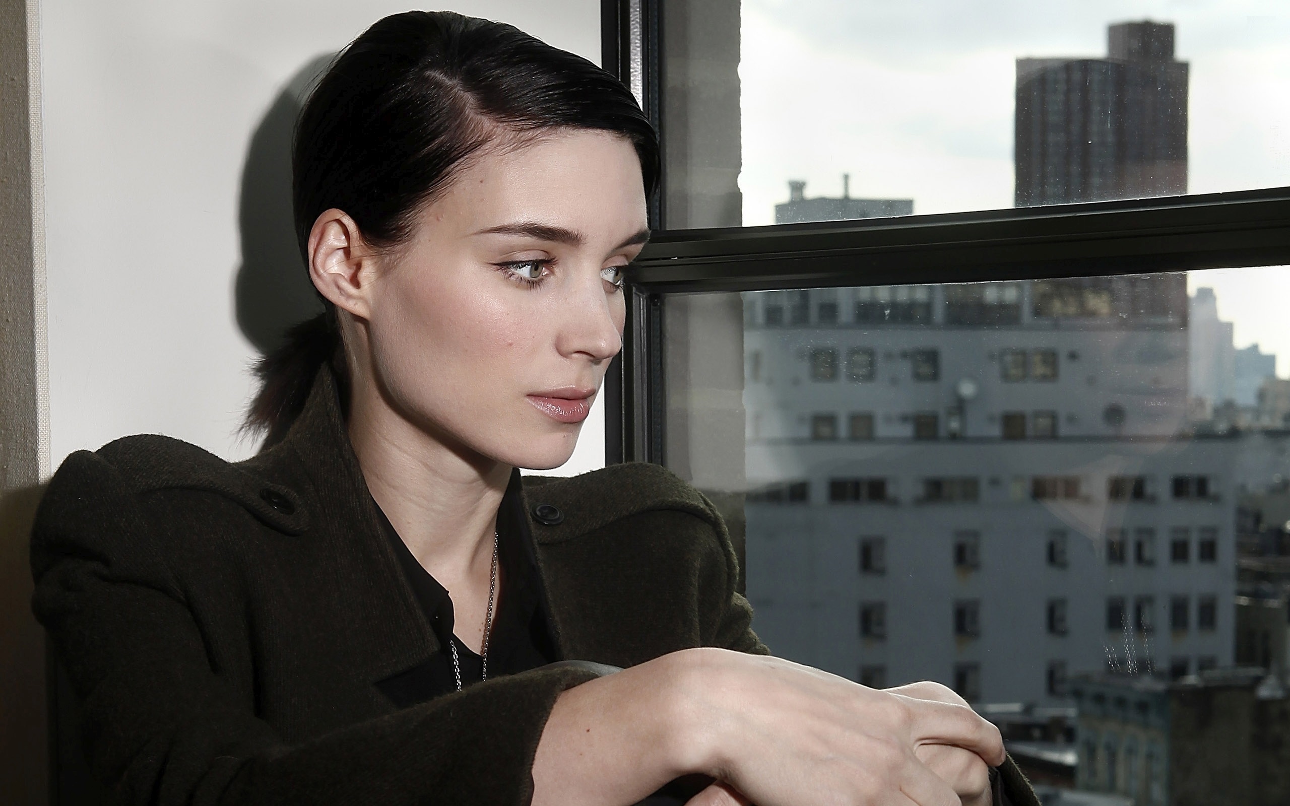 Free download wallpaper Window, Brunette, Green Eyes, American, Celebrity, Actress, Rooney Mara on your PC desktop