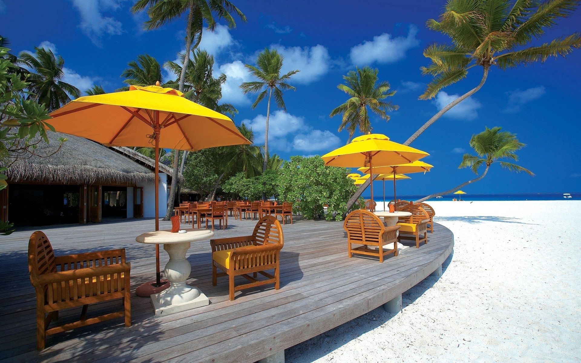 140124 télécharger l'image plage, maldives, nature, l'architecture, nuages, chaises - fonds d'écran et économiseurs d'écran gratuits