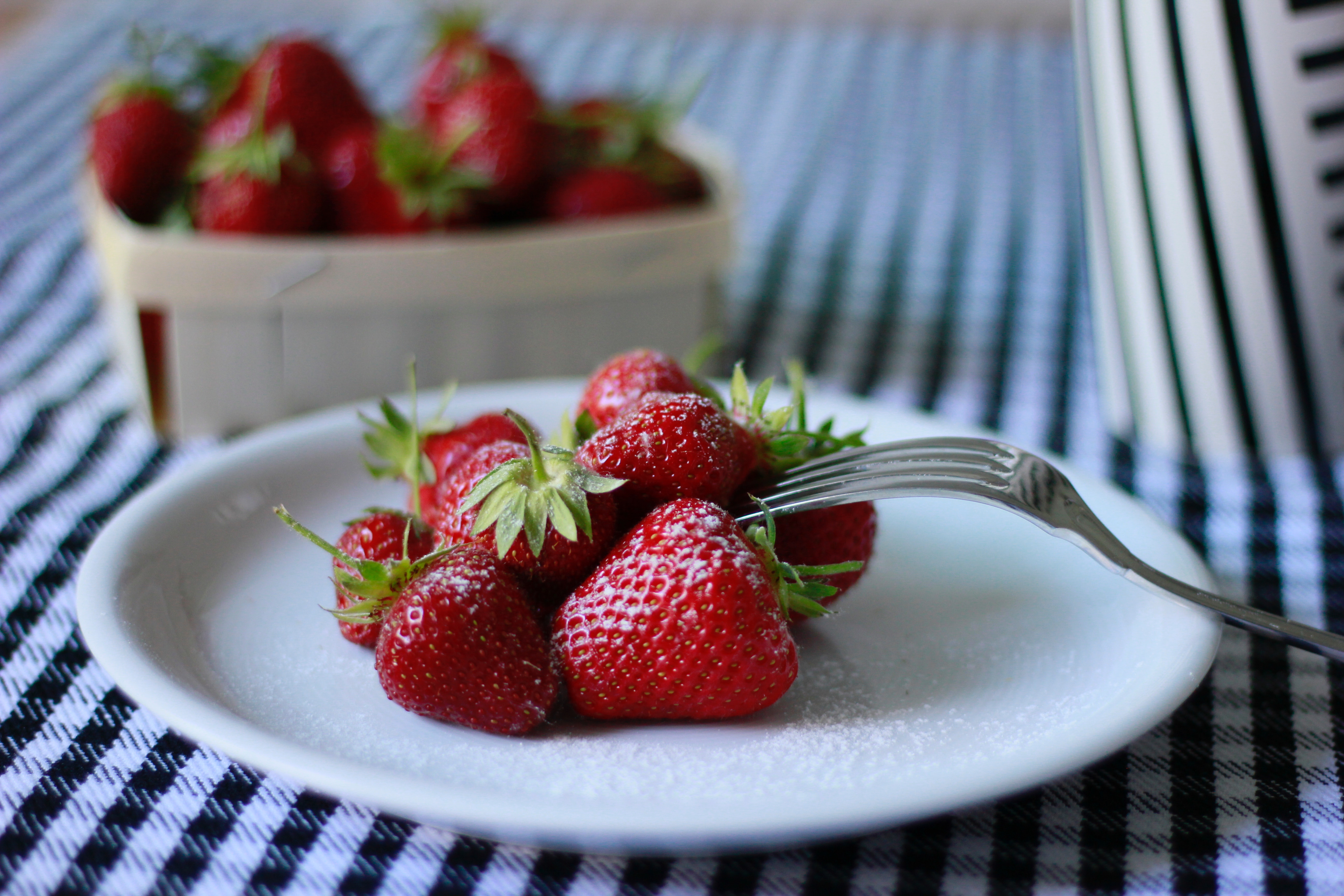 Laden Sie das Lebensmittel, Erdbeere, Berries, Teller, Gabel-Bild kostenlos auf Ihren PC-Desktop herunter