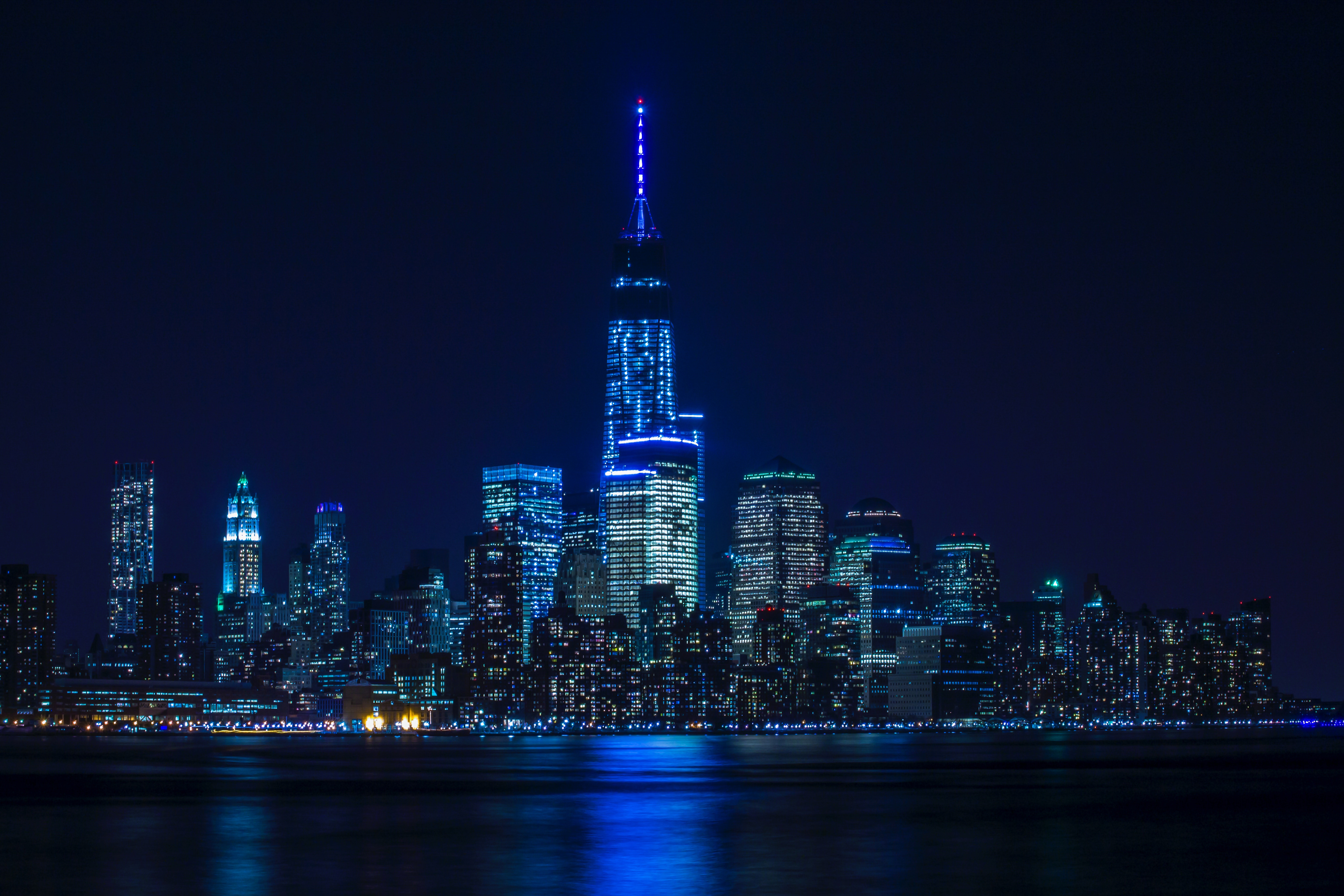 Скачать картинку Города, Ночь, Архитектура, Город, Синий, Здание, Нью Йорк, Небоскрёб, Сделано Человеком, Манхэттен в телефон бесплатно.