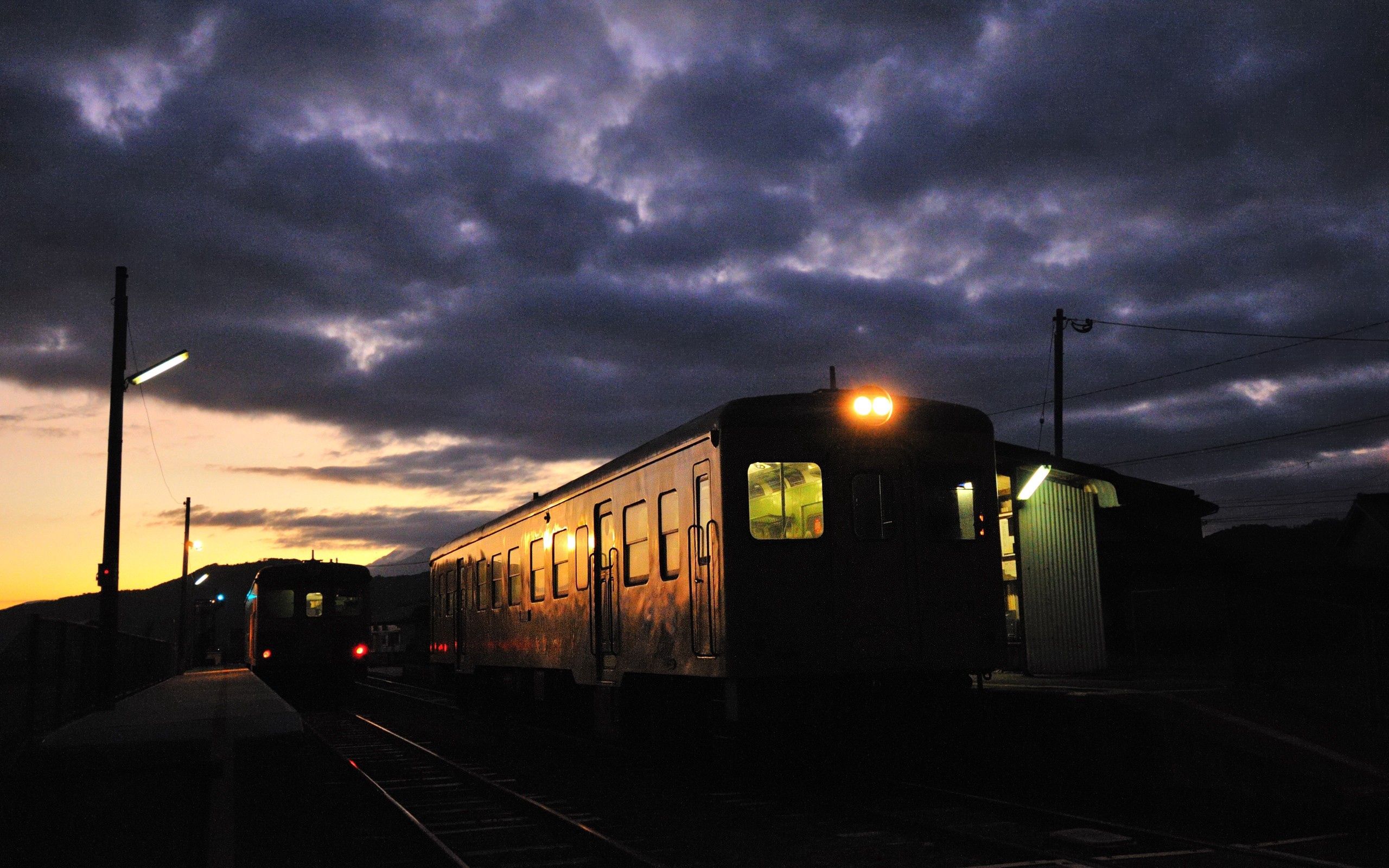 Téléchargez des papiers peints mobile Nuit, Lumière, Briller, Sombre, Train, Un Train gratuitement.