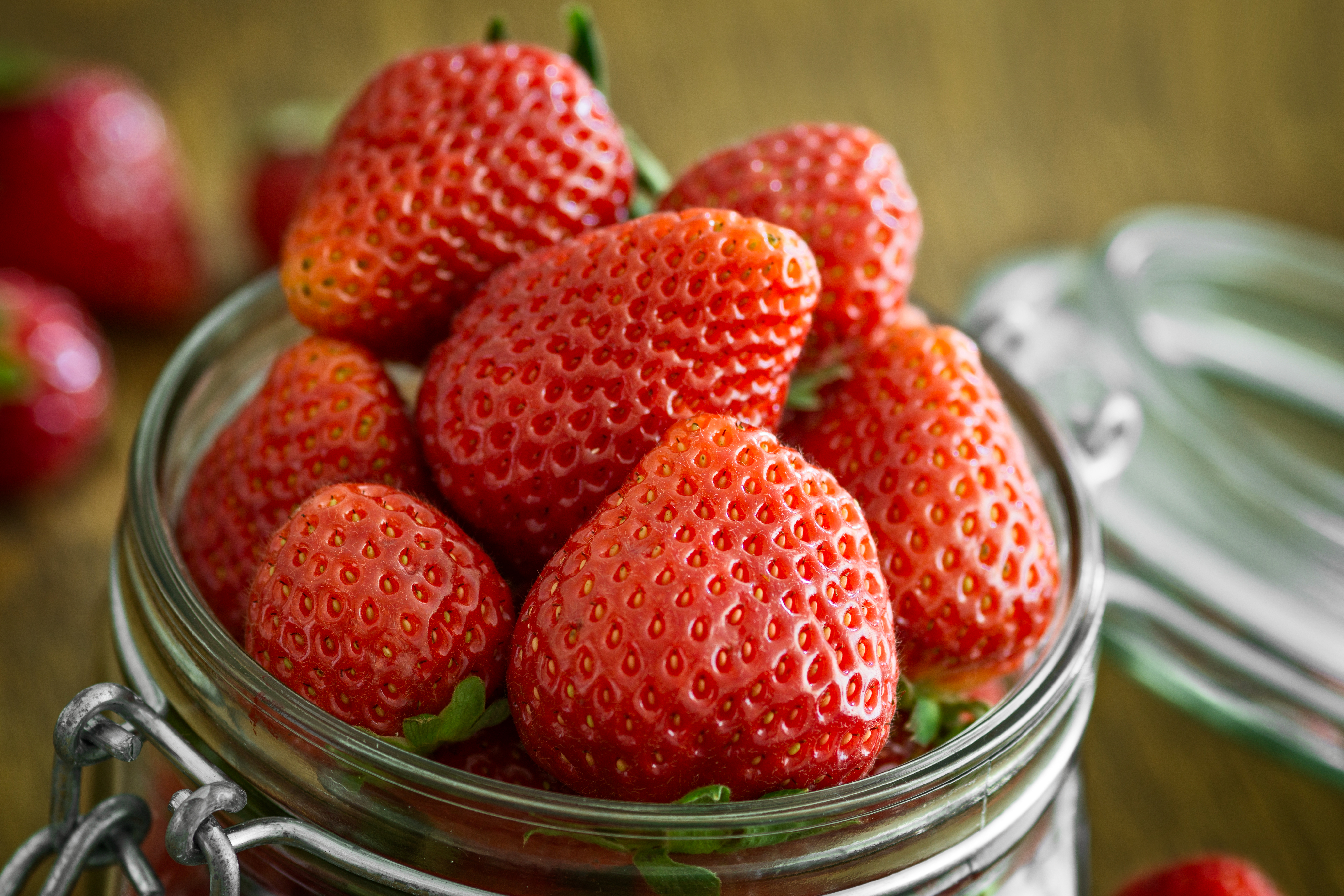 Laden Sie das Erdbeere, Krug, Frucht, Nahrungsmittel, Früchte-Bild kostenlos auf Ihren PC-Desktop herunter