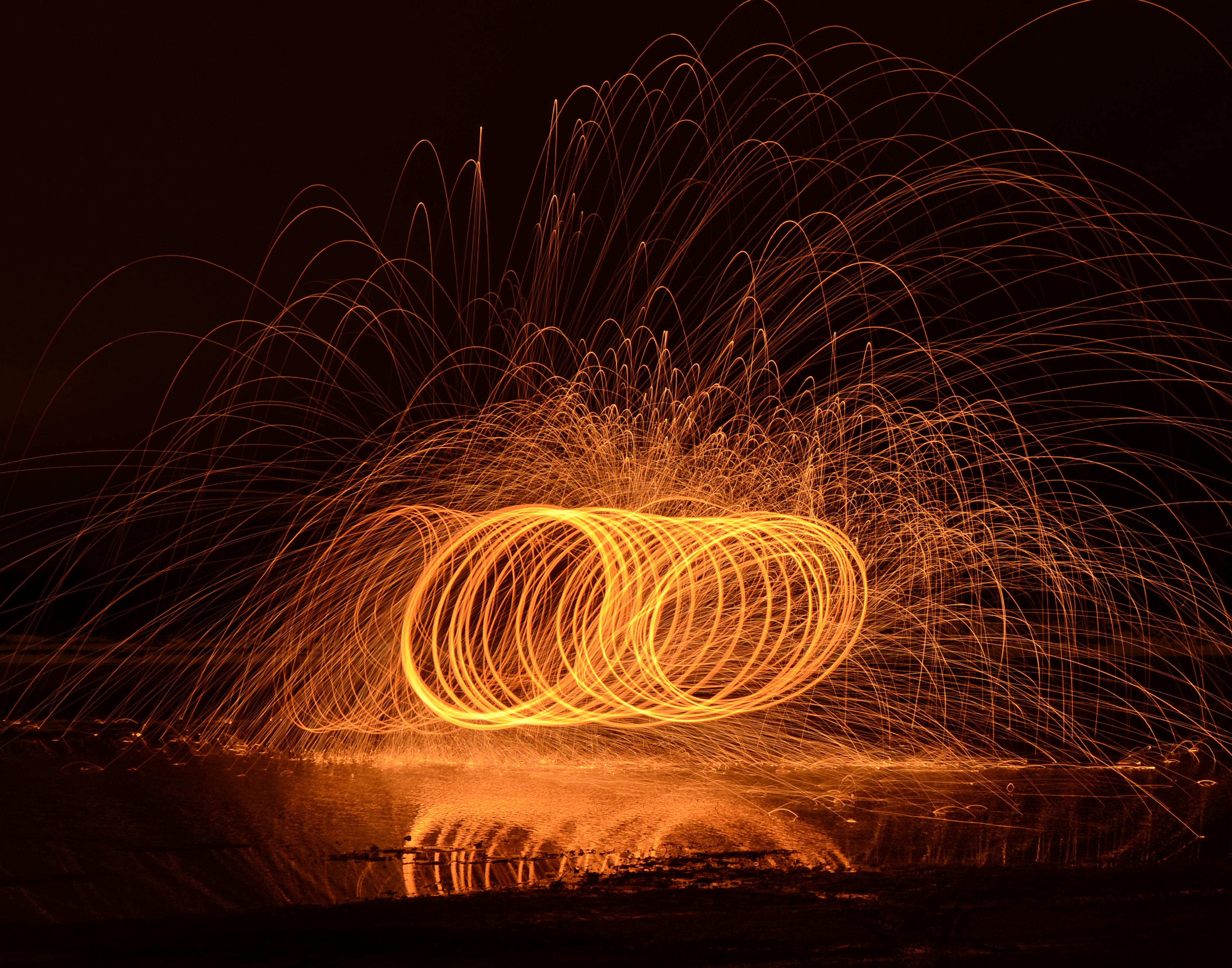 Laden Sie das Licht, Feuerwerk, Fotografie, Nacht, Spiegelung, Orange Farbe)-Bild kostenlos auf Ihren PC-Desktop herunter