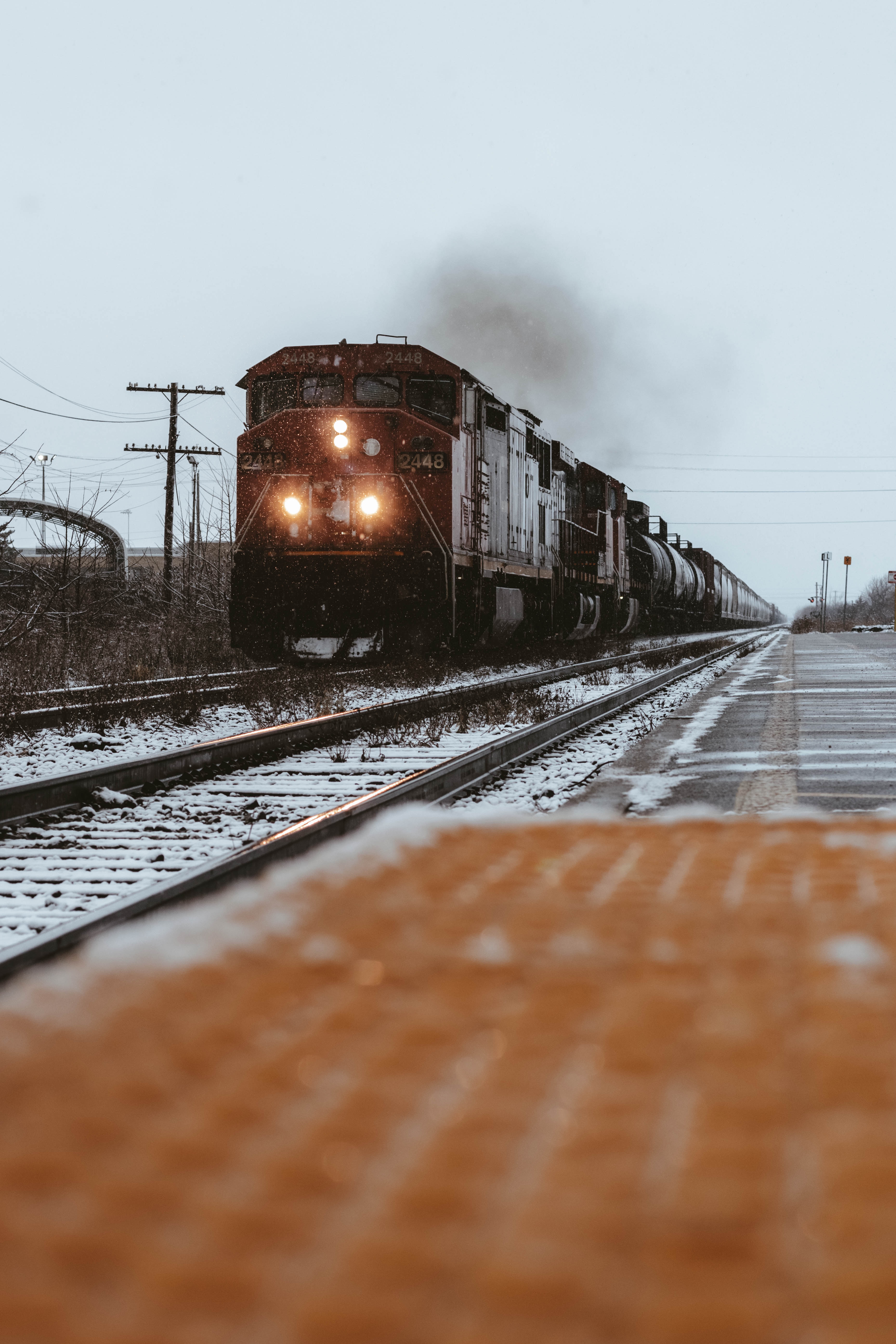 151078 descargar fondo de pantalla invierno, nieve, miscelánea, misceláneo, ferrocarril, rieles, carriles, un tren, tren: protectores de pantalla e imágenes gratis