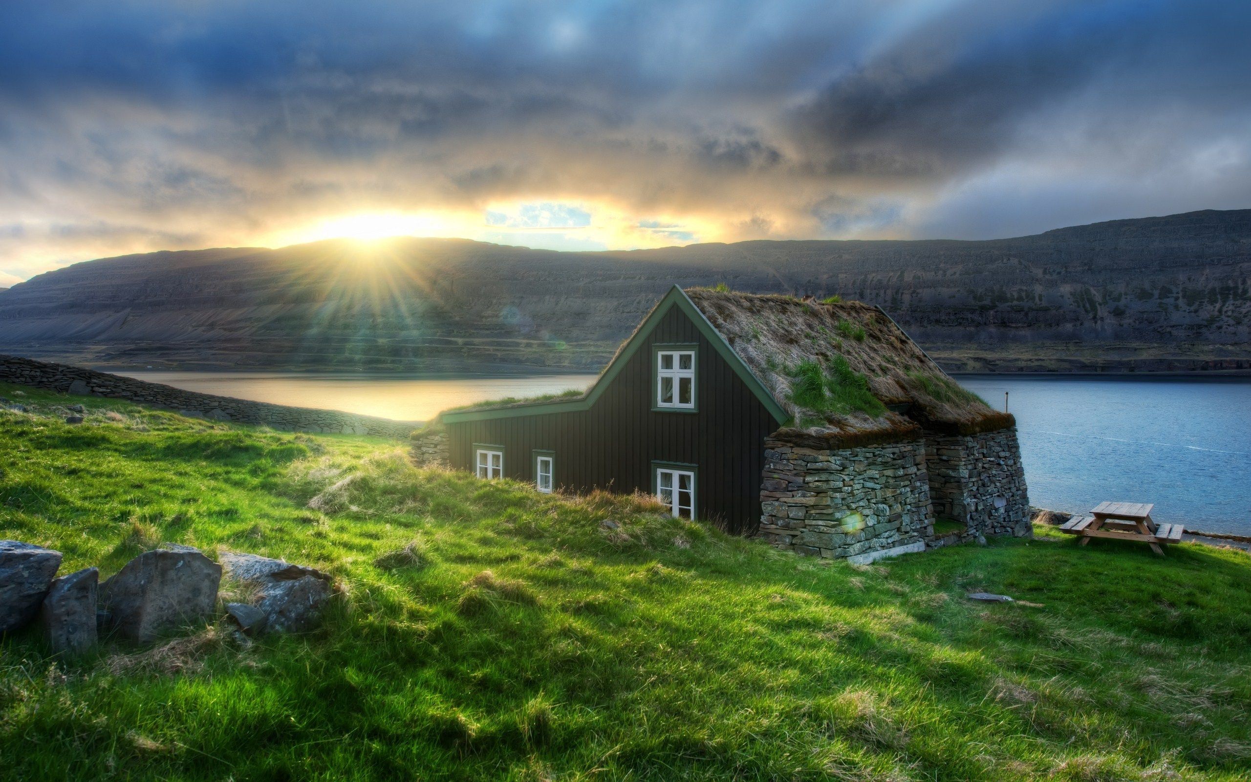 151184 скачать обои исландия, природа, закат, камни, горы, озеро, дом, отшельник - заставки и картинки бесплатно