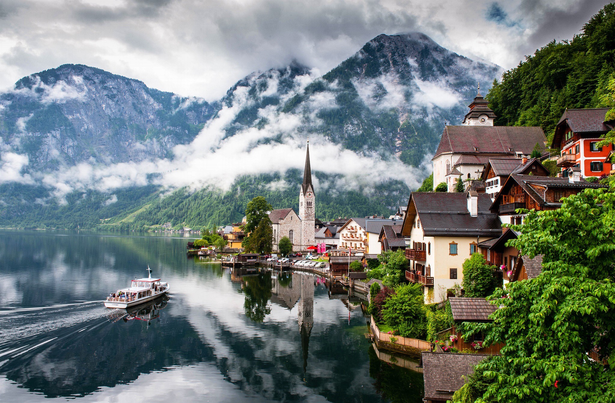 343049 descargar imagen lago, niebla, hecho por el hombre, hallstatt, austria, montaña, pueblos: fondos de pantalla y protectores de pantalla gratis