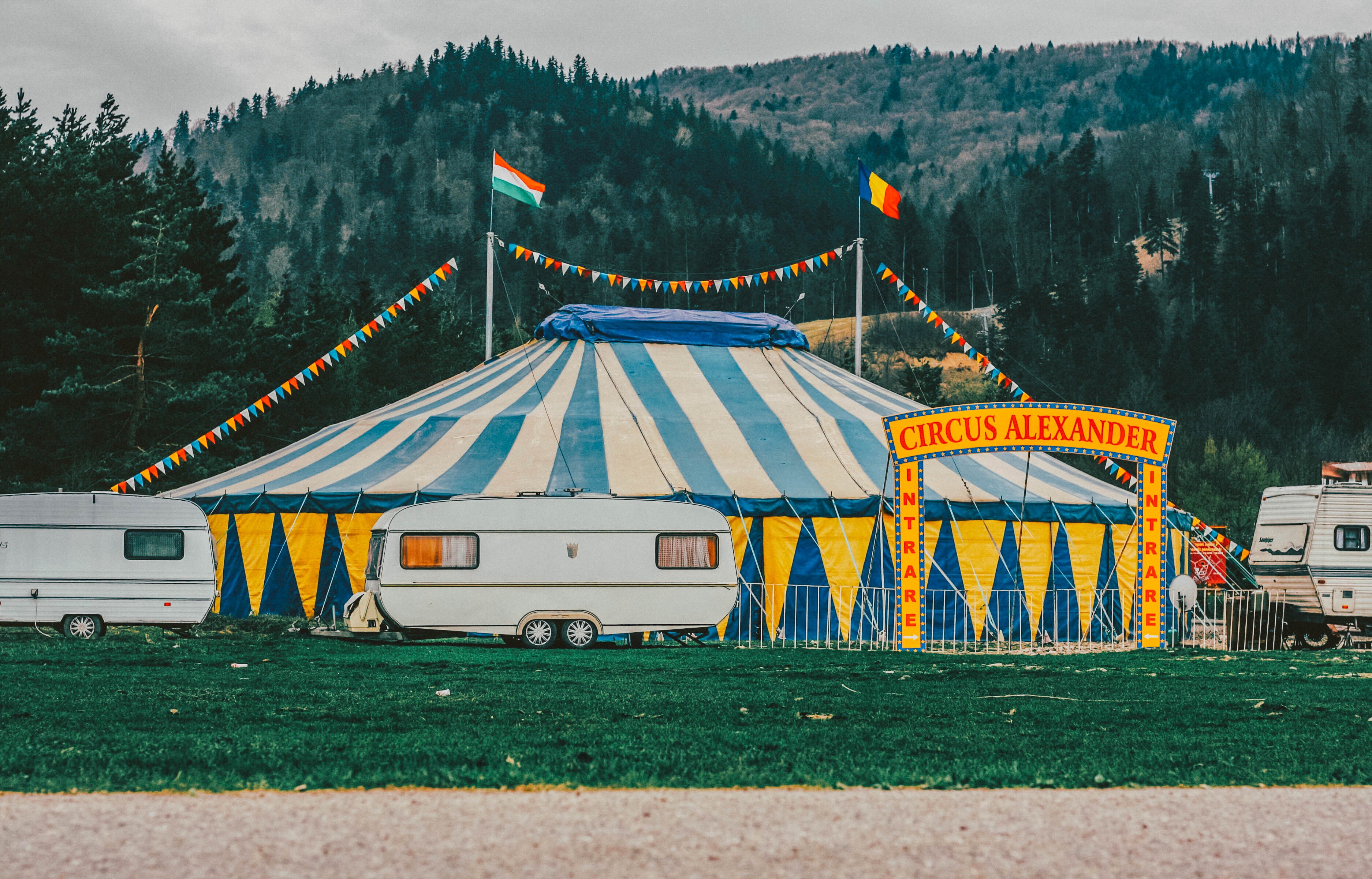 852879 скачать картинку фотографии, цирк, караван, палатка - обои и заставки бесплатно
