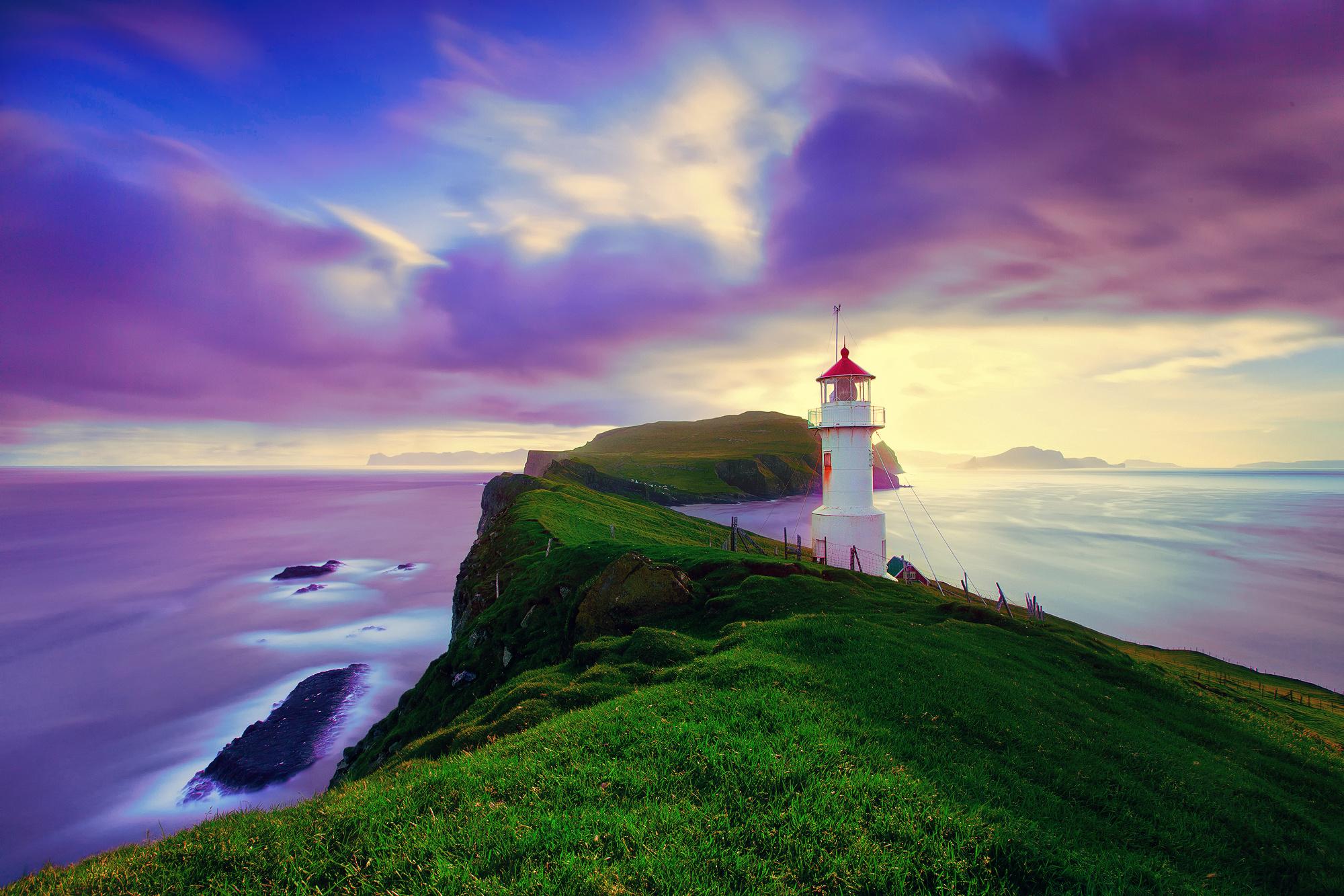 741290 скачать картинку фарерские острова, сделано человеком, маяк, утёс, облака, горизонт, океан, пурпурный - обои и заставки бесплатно