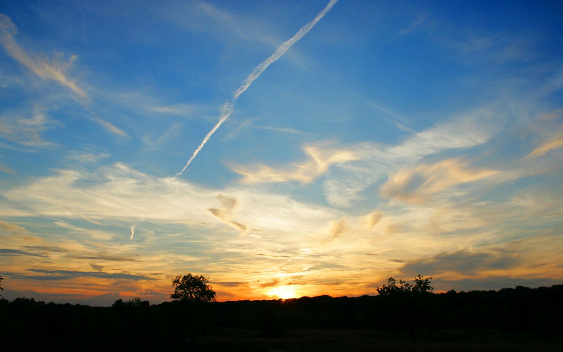 127198 Hintergrundbild herunterladen natur, sky, clouds, horizont, abend, spuren - Bildschirmschoner und Bilder kostenlos