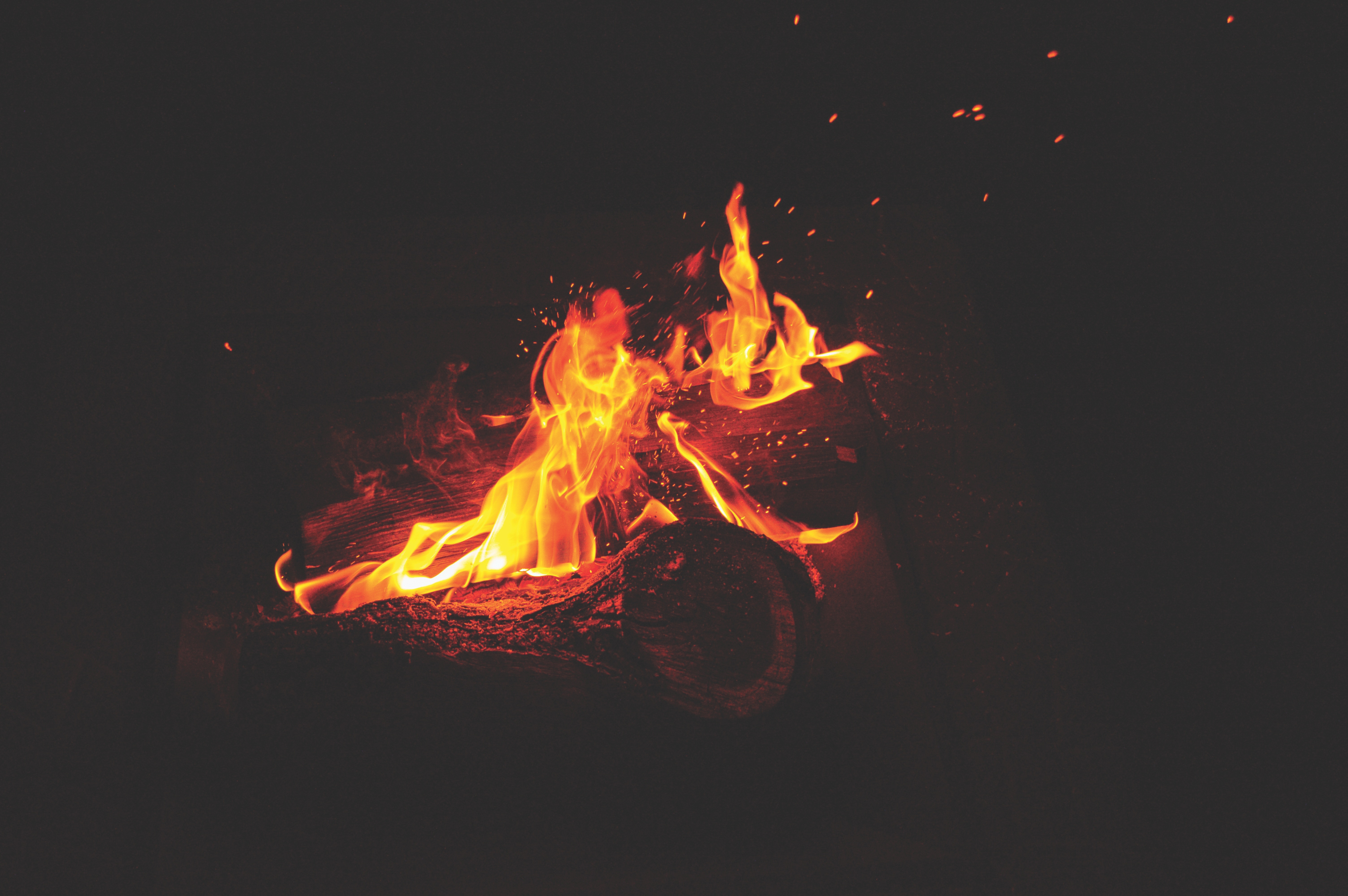 Handy-Wallpaper Dunkel, Bonfire, Übernachtung, Flamme kostenlos herunterladen.