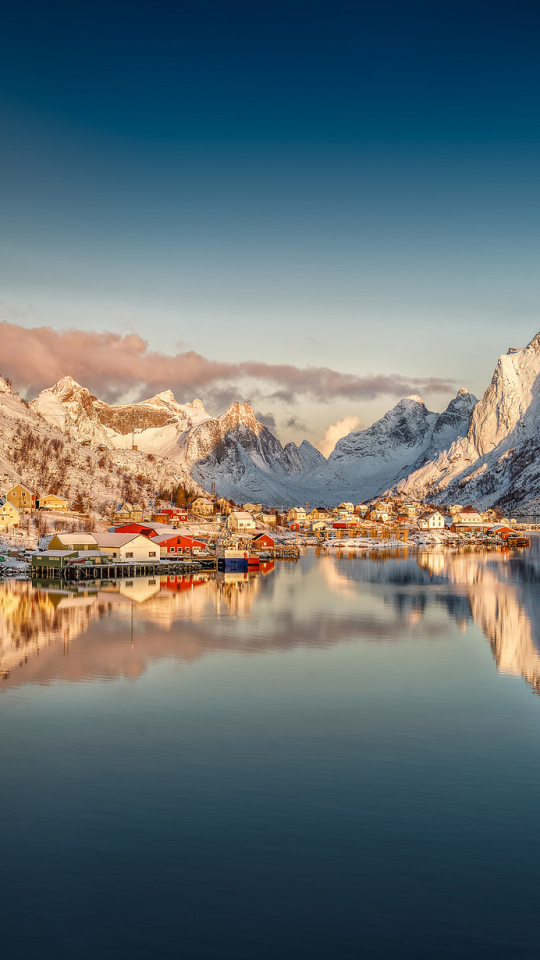 Скачать картинку Гора, Отражение, Деревня, Норвегия, Сделано Человеком в телефон бесплатно.