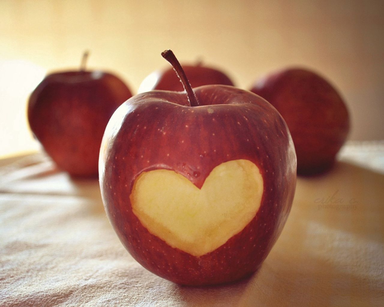 Téléchargez des papiers peints mobile Nourriture, La Forme, Forme, Cœur, Un Cœur, Pomme, Amour gratuitement.