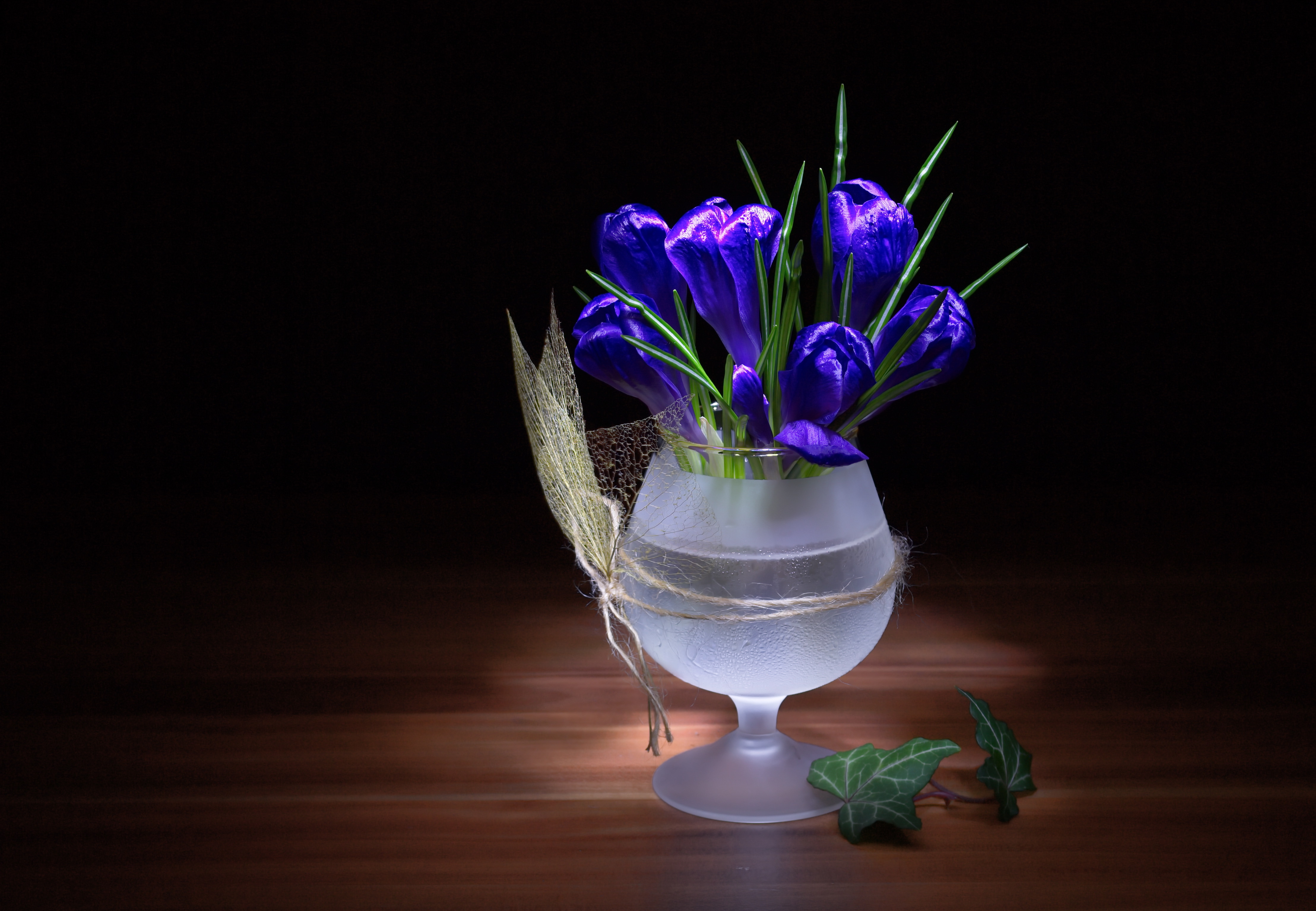 PCデスクトップに静物, 花, ガラス, クロッカス, 青い花, マンメイド画像を無料でダウンロード
